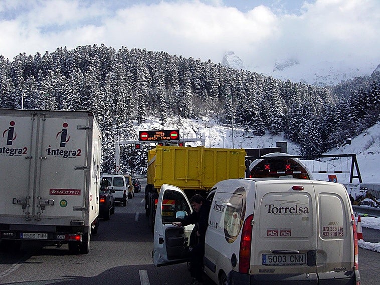 Hay que orillarse para hacer un carril de emergencia a vehículos prioritarios en autovías