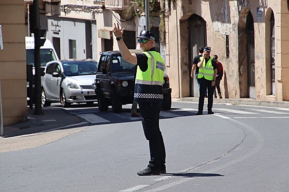 Un policía dirige el tráfico en el cruce de la Puerta de Talavera