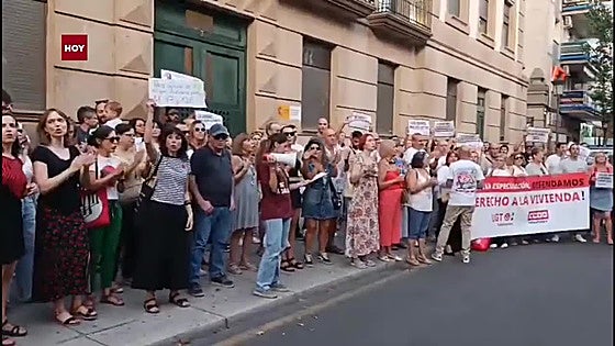 300 personas se manifiestan en Cáceres contra el desahucio de Maricarmen