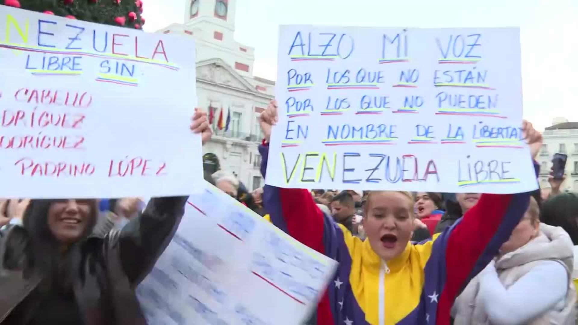 Centenares de venezolanos se concentran en Sol para celebrar la detención de Maduro