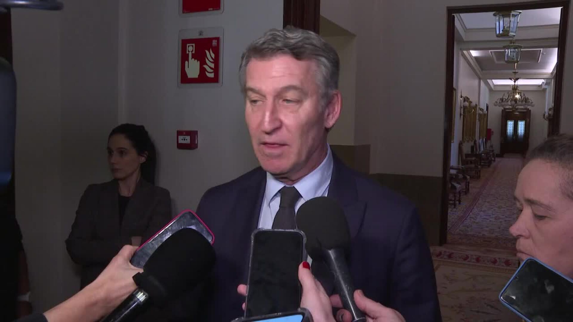 Feijóo mantiene que estuvo informado en tiempo real tras contactar con Mazón