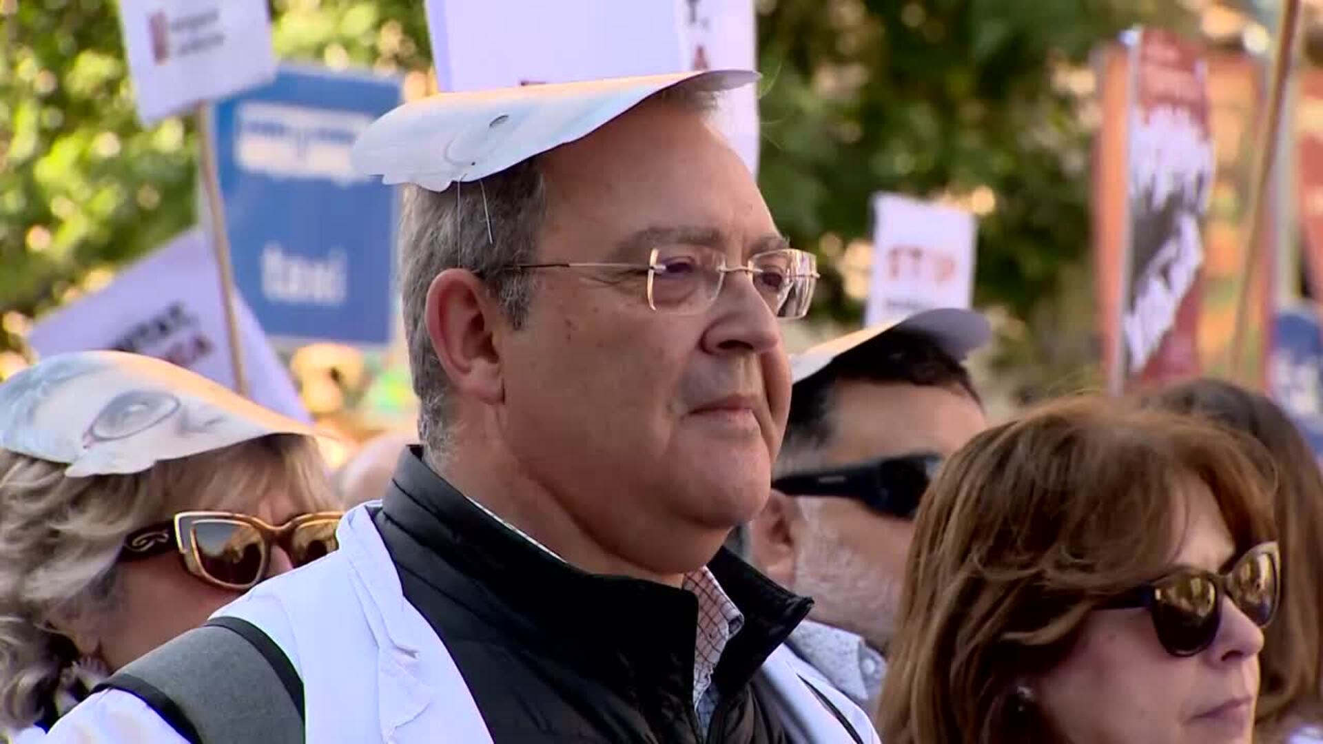 Unos 1.000 médicos reclaman en Barcelona un convenio propio en el primer día de huelga