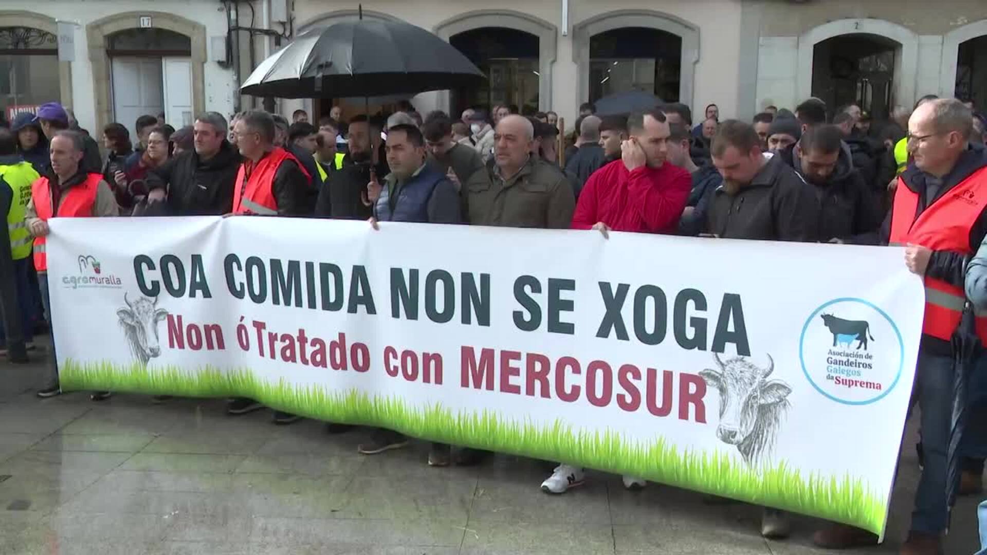 Más ganaderos se suman a la tractorada de Lugo contra Mercosur y queman paja ante instituciones