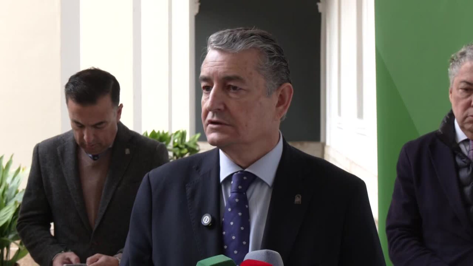 Sanz enmarca investigación por contratos del SAS en "estrategia electoral desesperada" del PSOE