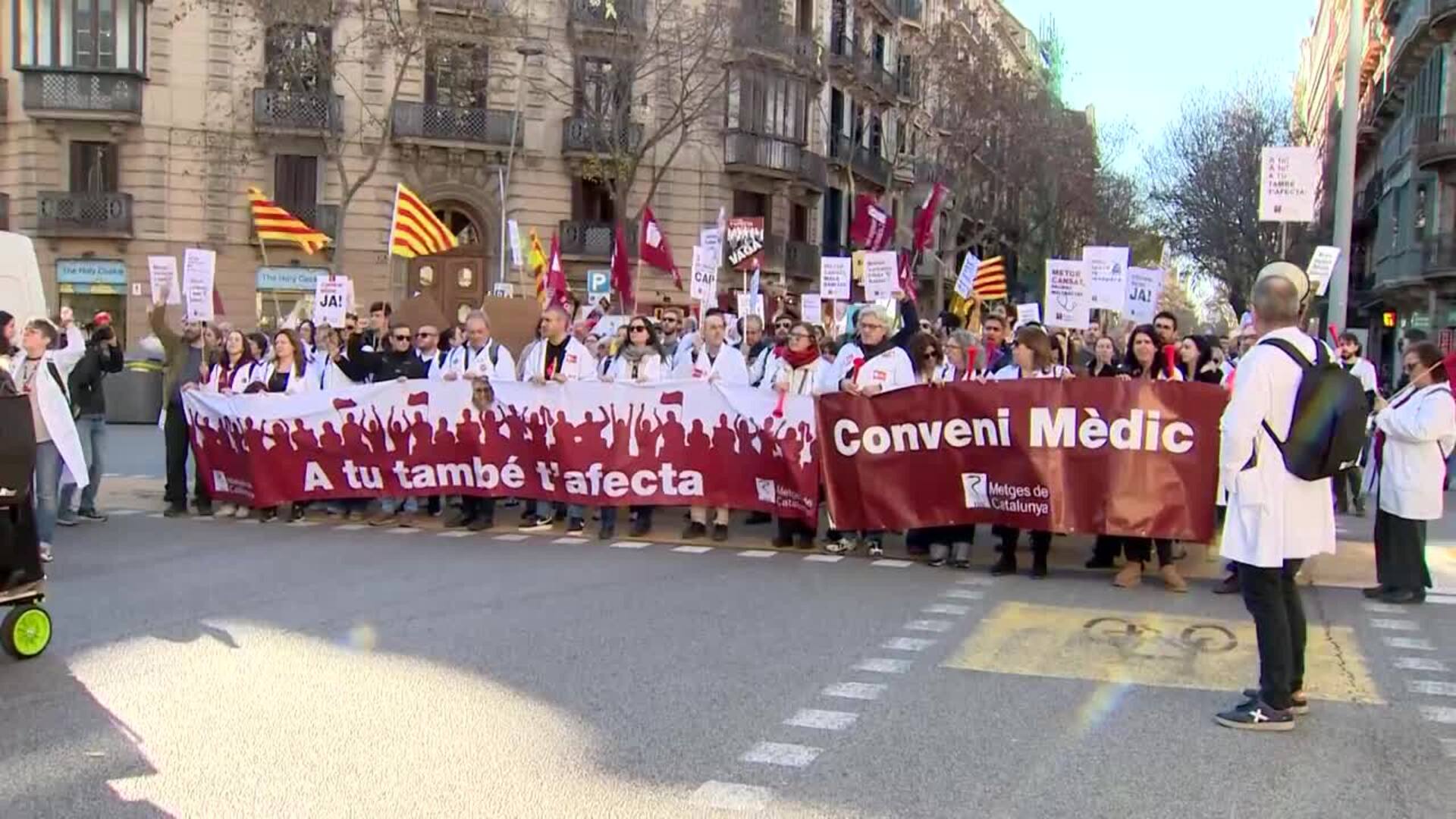 Unos 600 médicos exigen en Barcelona un convenio propio en el segundo día de huelga