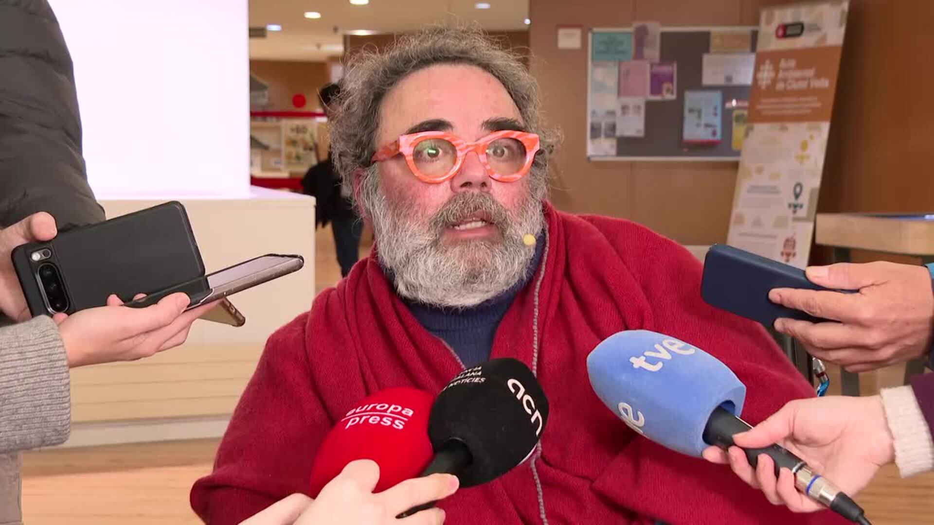 Bob Pop se compromete a visitar "mil puertas" una a una si gana las primarias de BComú