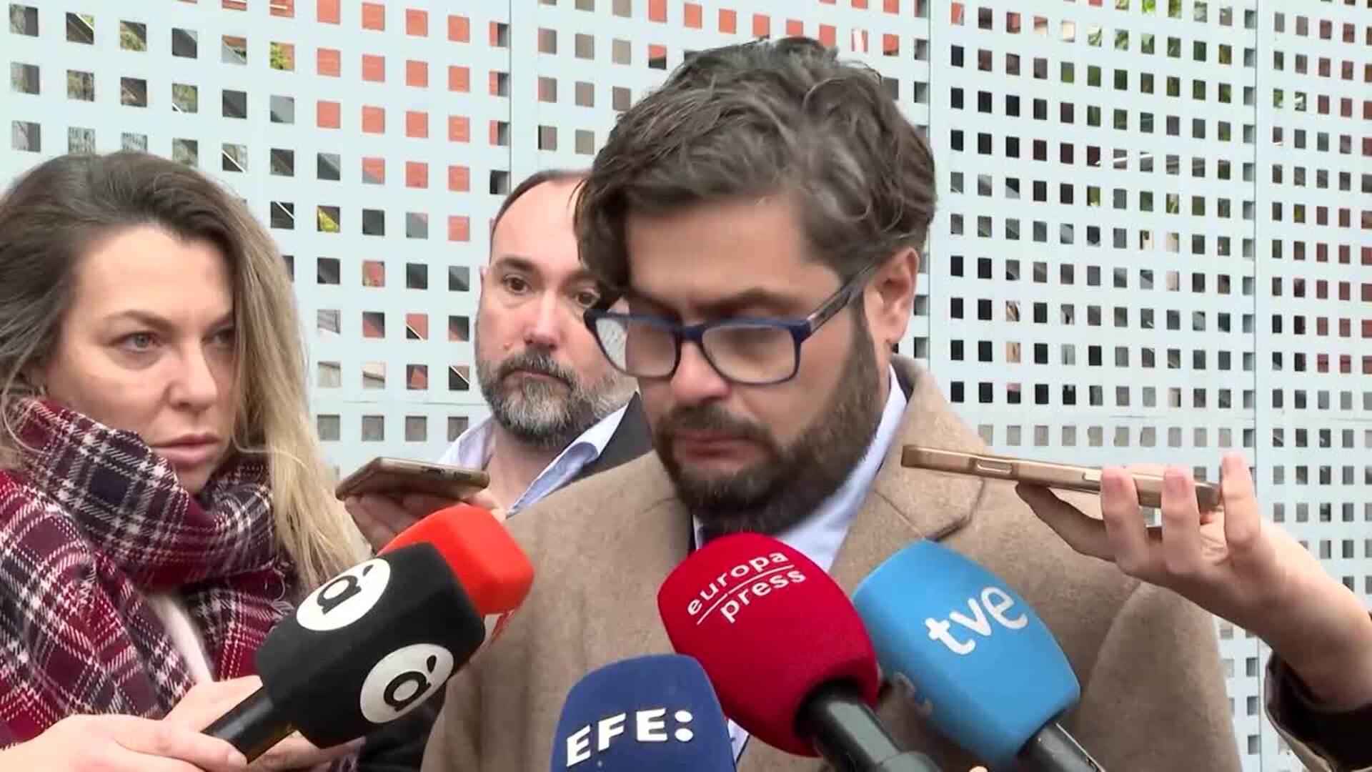 Los familiares despiden a las víctimas del naufragio de Indonesia