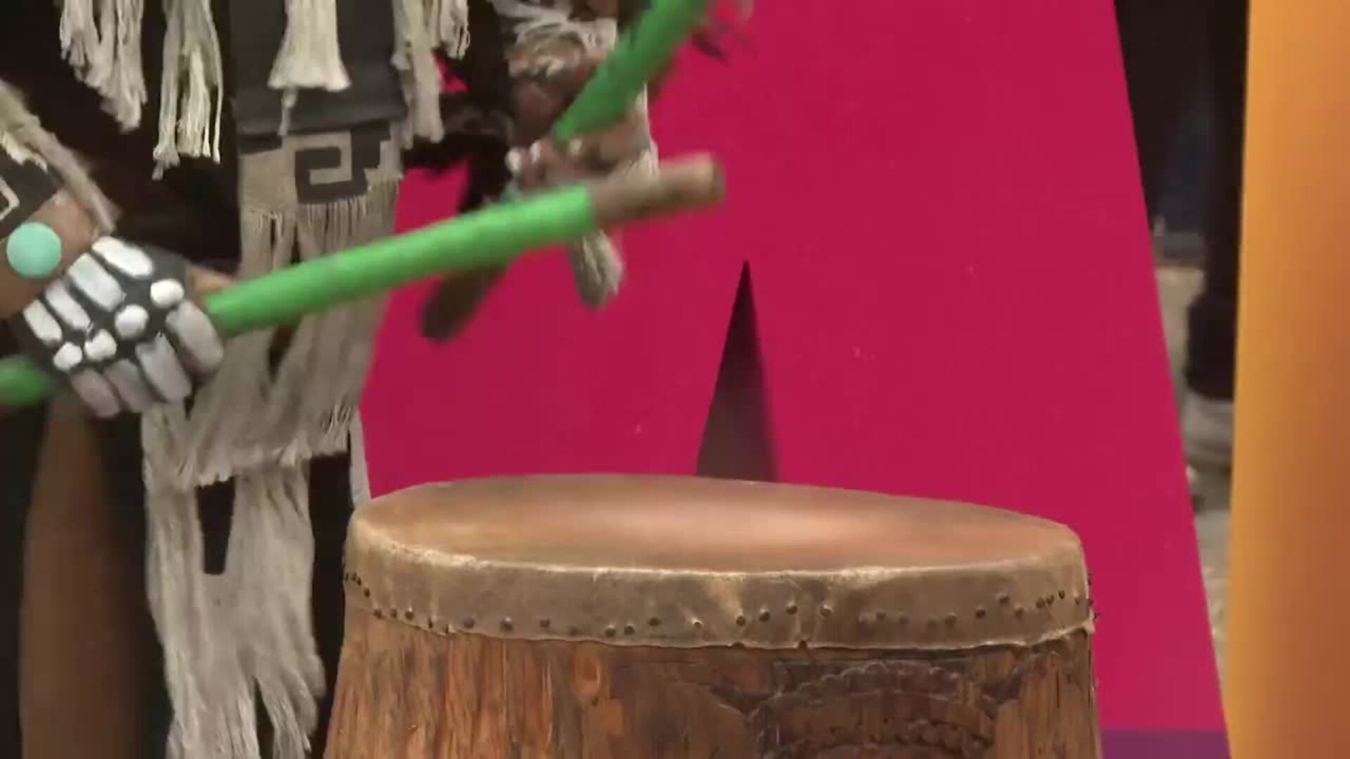 Guerreros mayas juegan a la pelota maya en el Bernabéu para promocionar Cancún