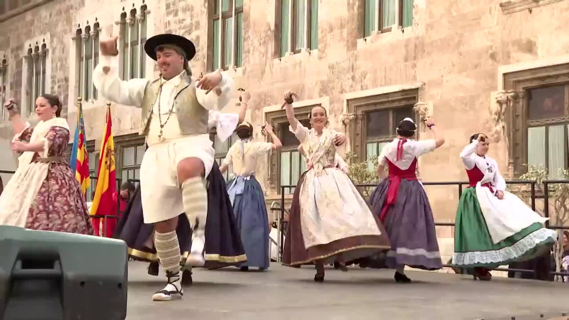 Los bailes regionales de 'Balls al Carrer' conquistan Valencia con actuaciones gratuitas
