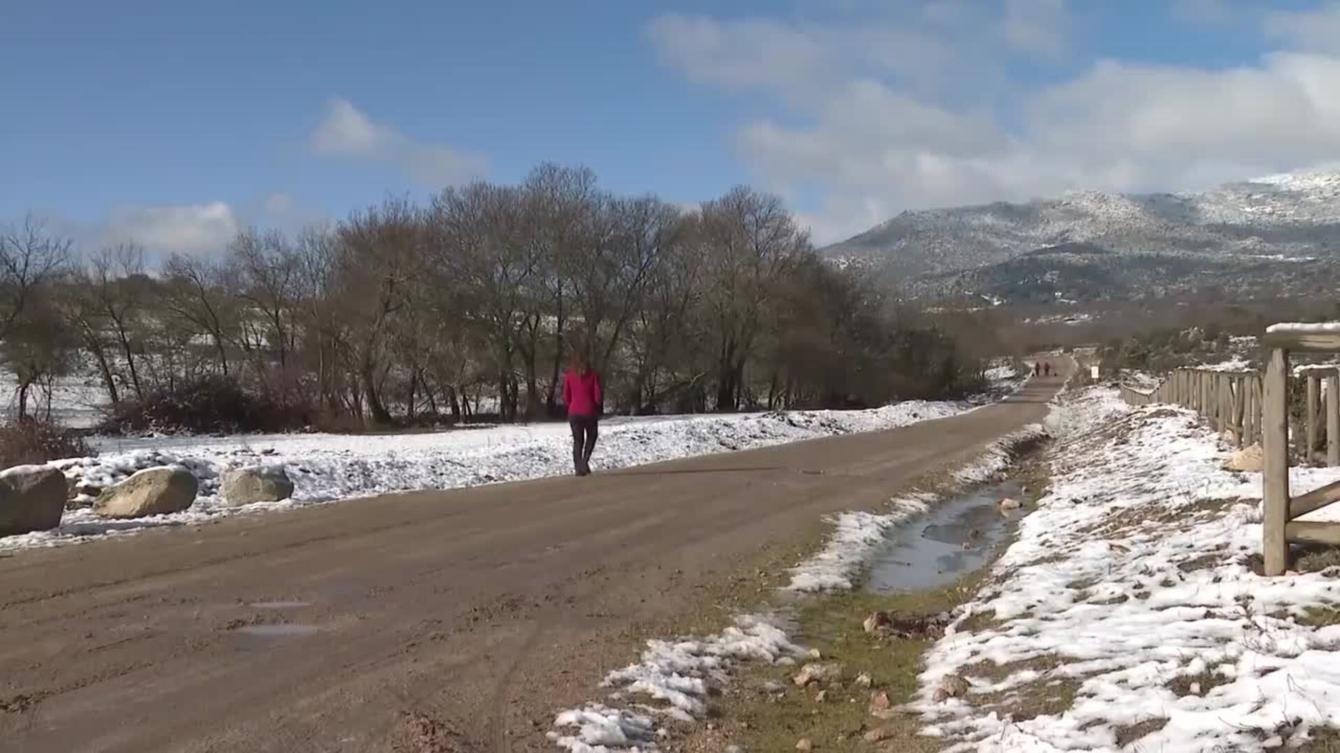 La nieve tiñe de blanco El Boalo con la llegada de turistas para pasar el día