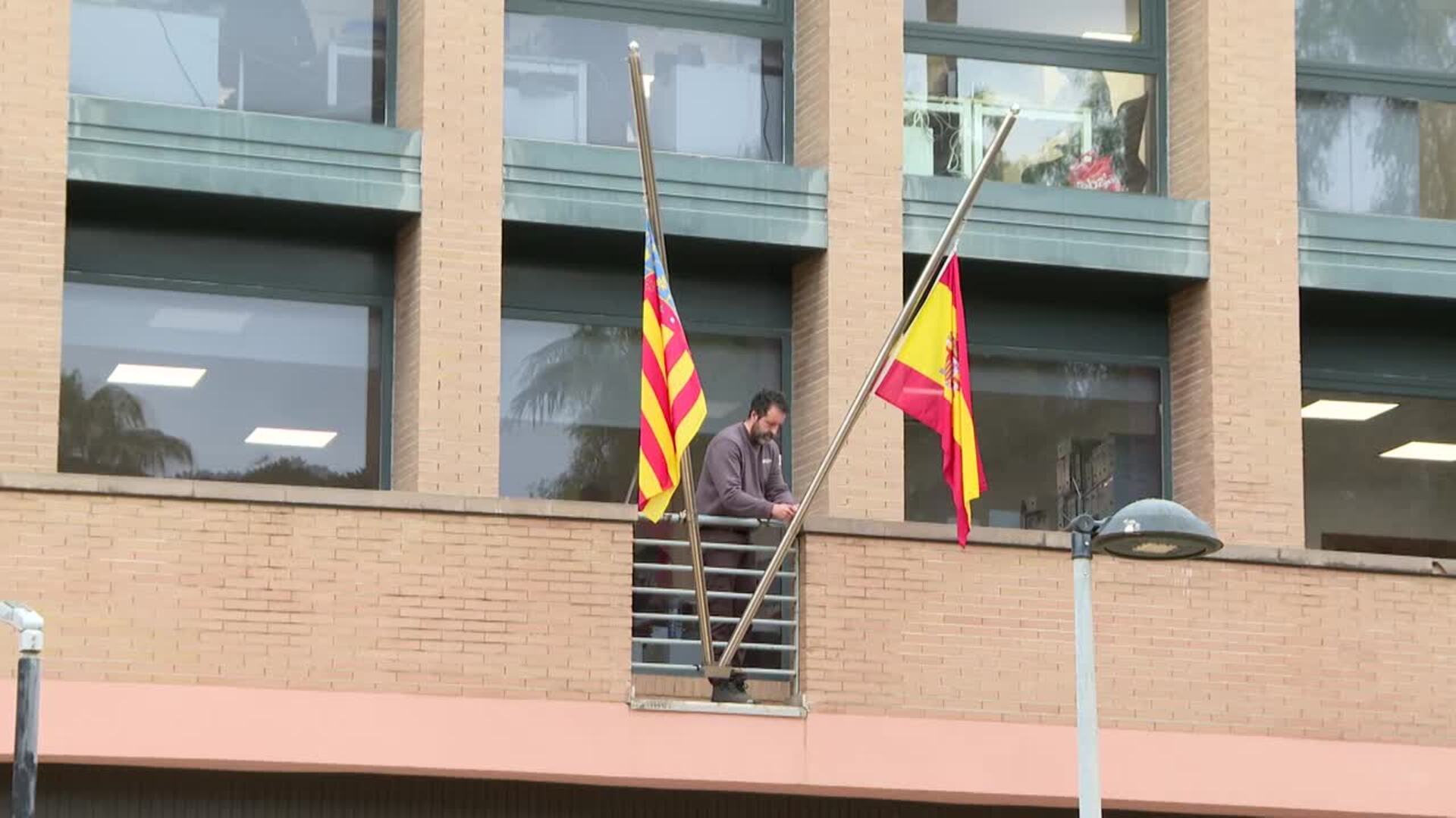 Banderas a media asta en el juzgado de Catarroja (Valencia)