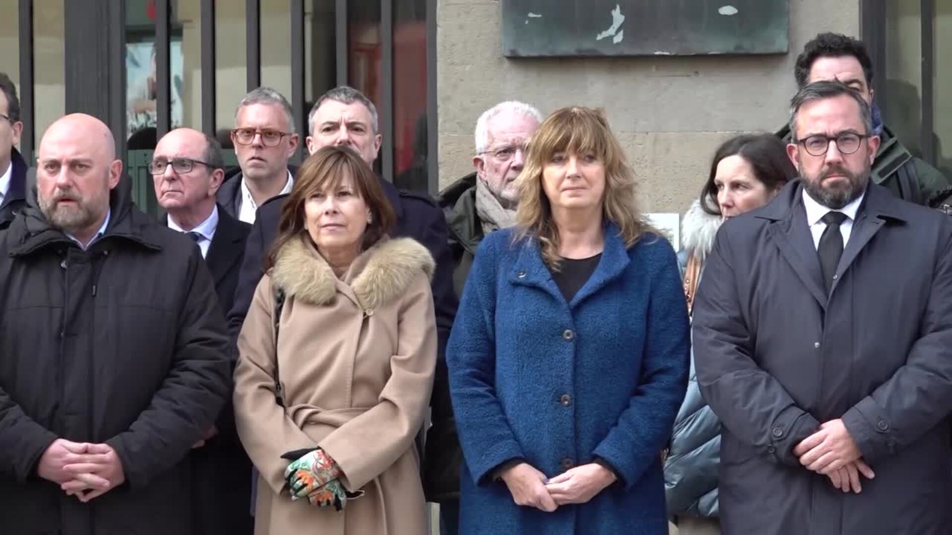 Concentración de instituciones navarras en solidaridad con las víctimas del accidente de Adamuz