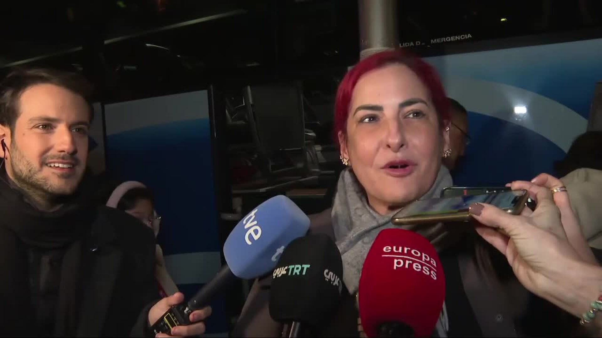 Viajeros optan por el transporte en autobús tras la cancelación de trenes por el accidente