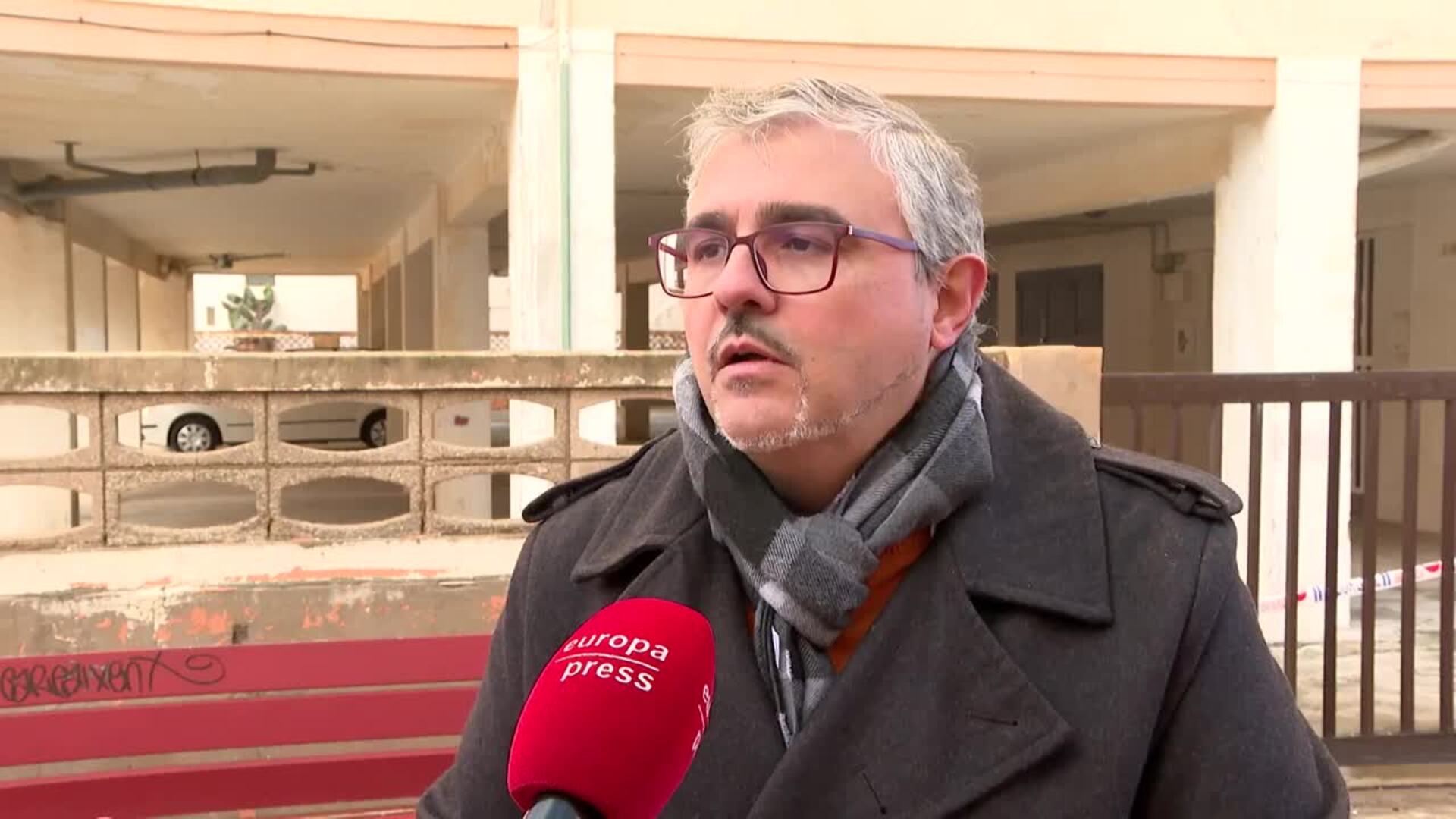 La borrasca 'Harry' deja la caída de la terraza de un edificio en Tavernes (Valencia)