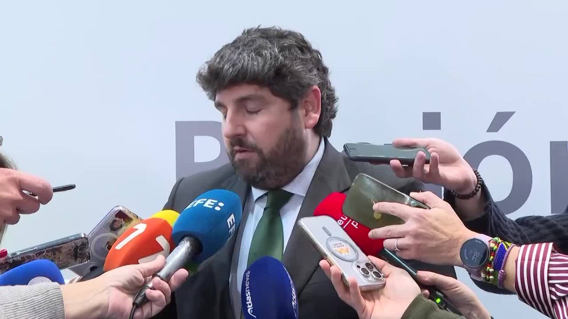 López Miras sigue la evolución del accidente del FEVE en Cartagena