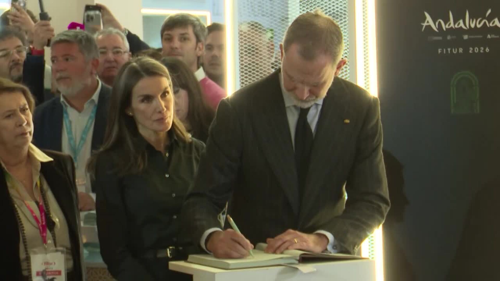 Los Reyes firman en el libro de condolencias expuesto en el stand de Andalucía