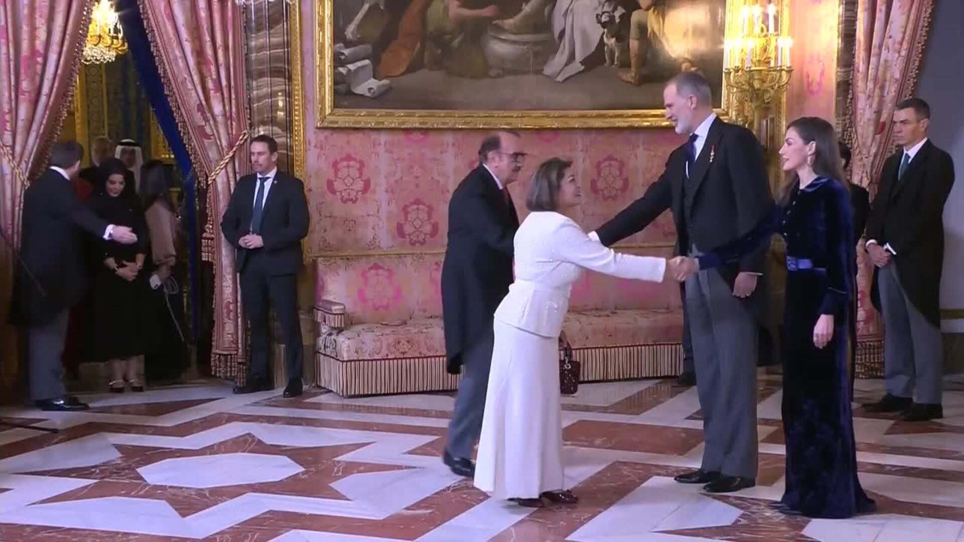 La Reina Letizia reedita uno de sus looks más icónicos con un vestido de terciopelo azul