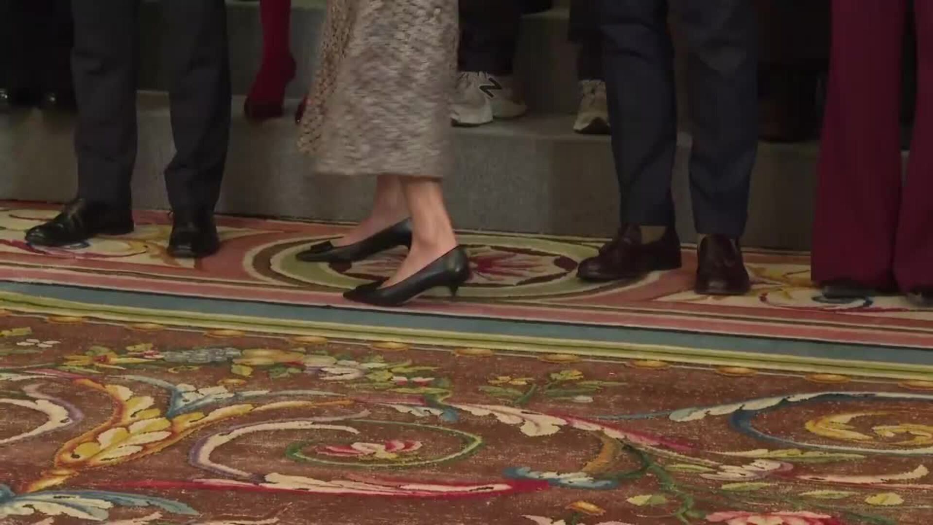 La Reina Letizia rescata su misterioso vestido de tweed en su cita con la moda española