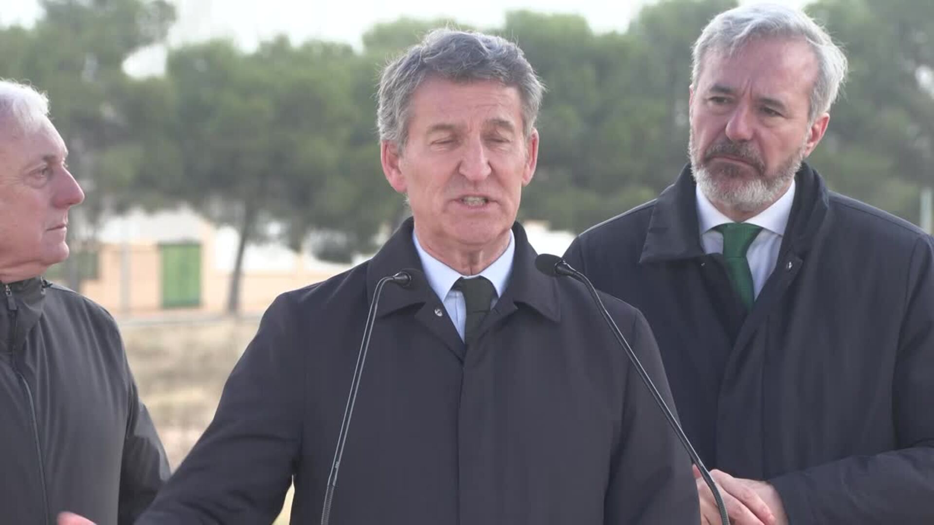 Feijóo acusa a Sánchez de usar a los pensionistas como "rehenes"