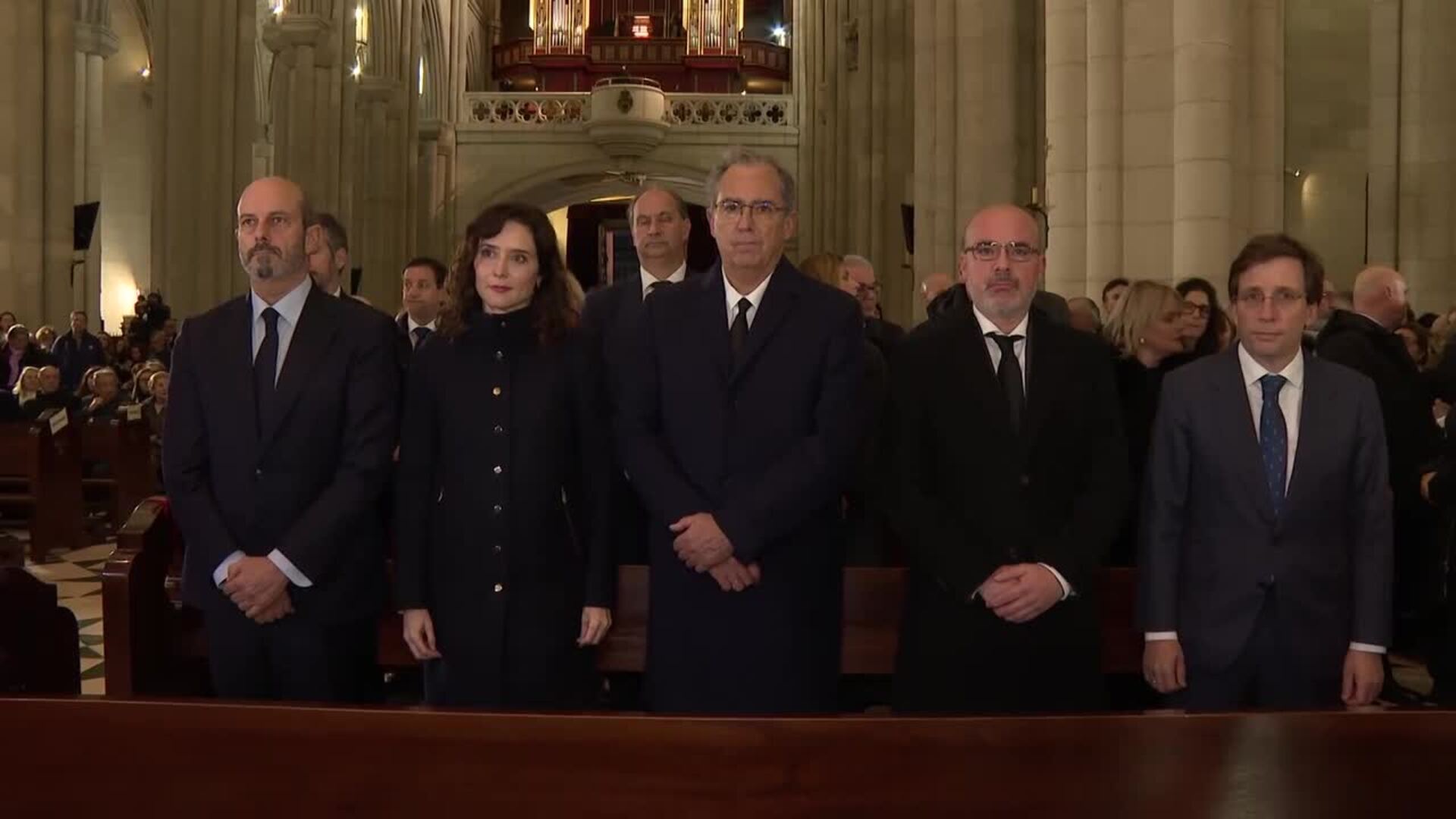 La Almudena acoge una misa por las víctimas en Adamuz pedida por Ayuso