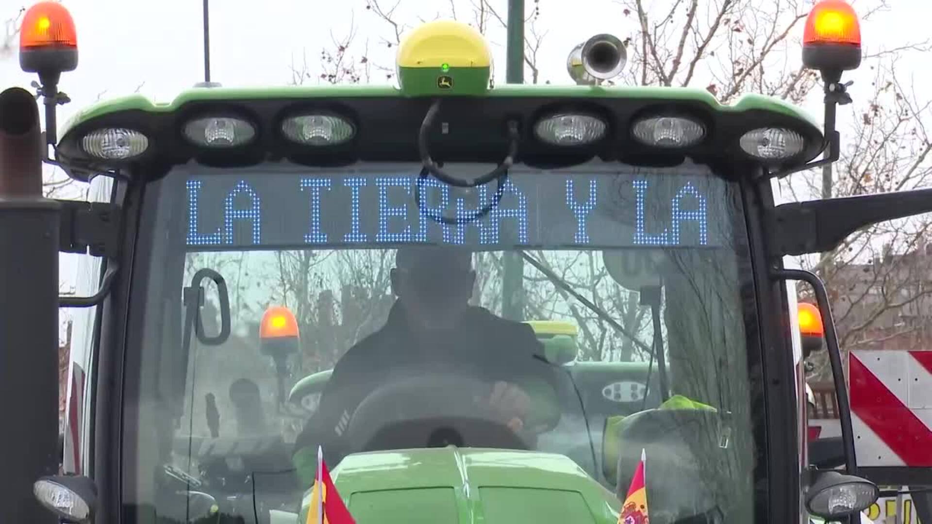 El campo muestra "hartazgo", con medio millar de tractores en Valladolid y señala a PP y PSOE