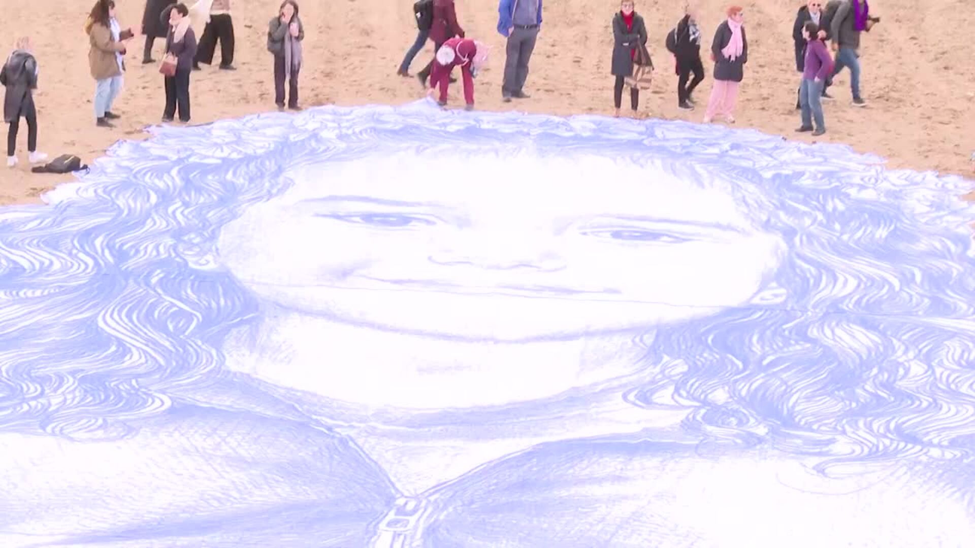 Despliegan en una playa de Barcelona una lona con el retrato de Hind, niña tiroteada en Gaza