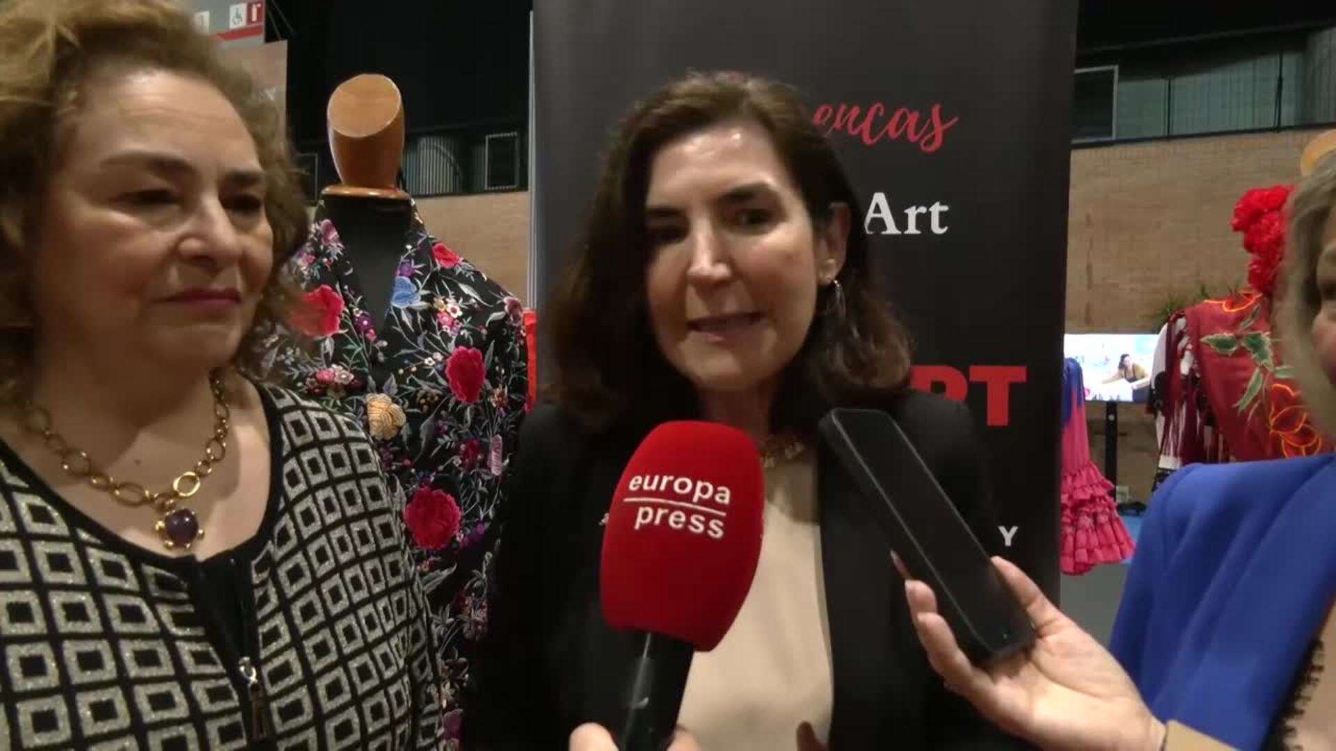 Diseñadora María del Carmen Cruz y bordadora María José Sánchez, Maestras Artesanas