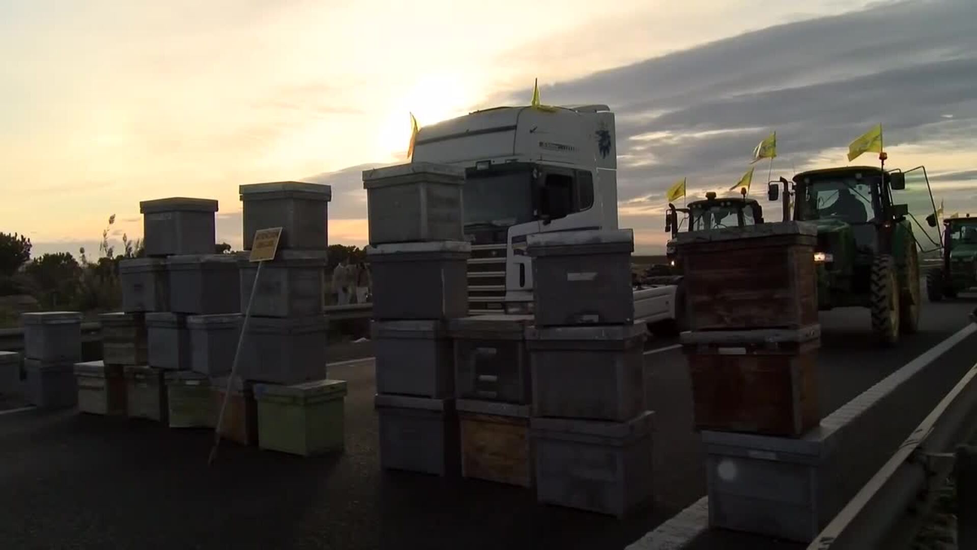 La protesta de los agricultores corta carreteras en Murcia