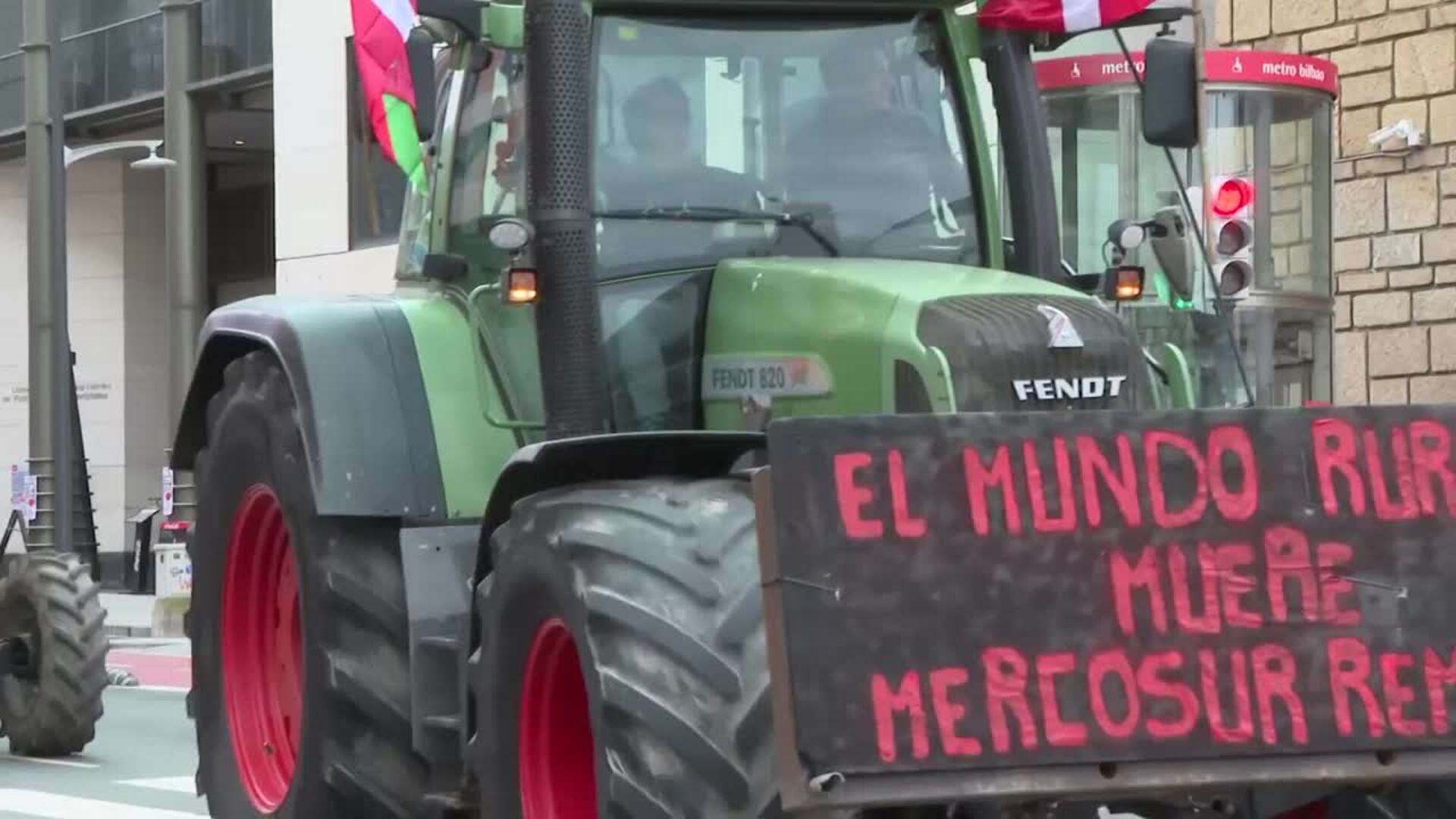 Tractores por las calles de Bilbao reivindican que la alimentación es "un derecho básico"