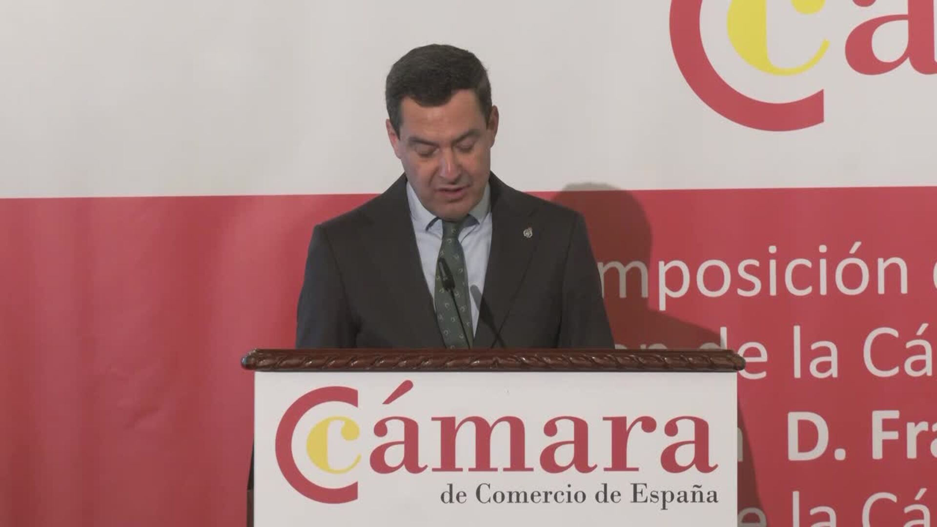 Juanma Moreno se suma a un homenaje al presidente de la Cámara de Comercio de Sevilla