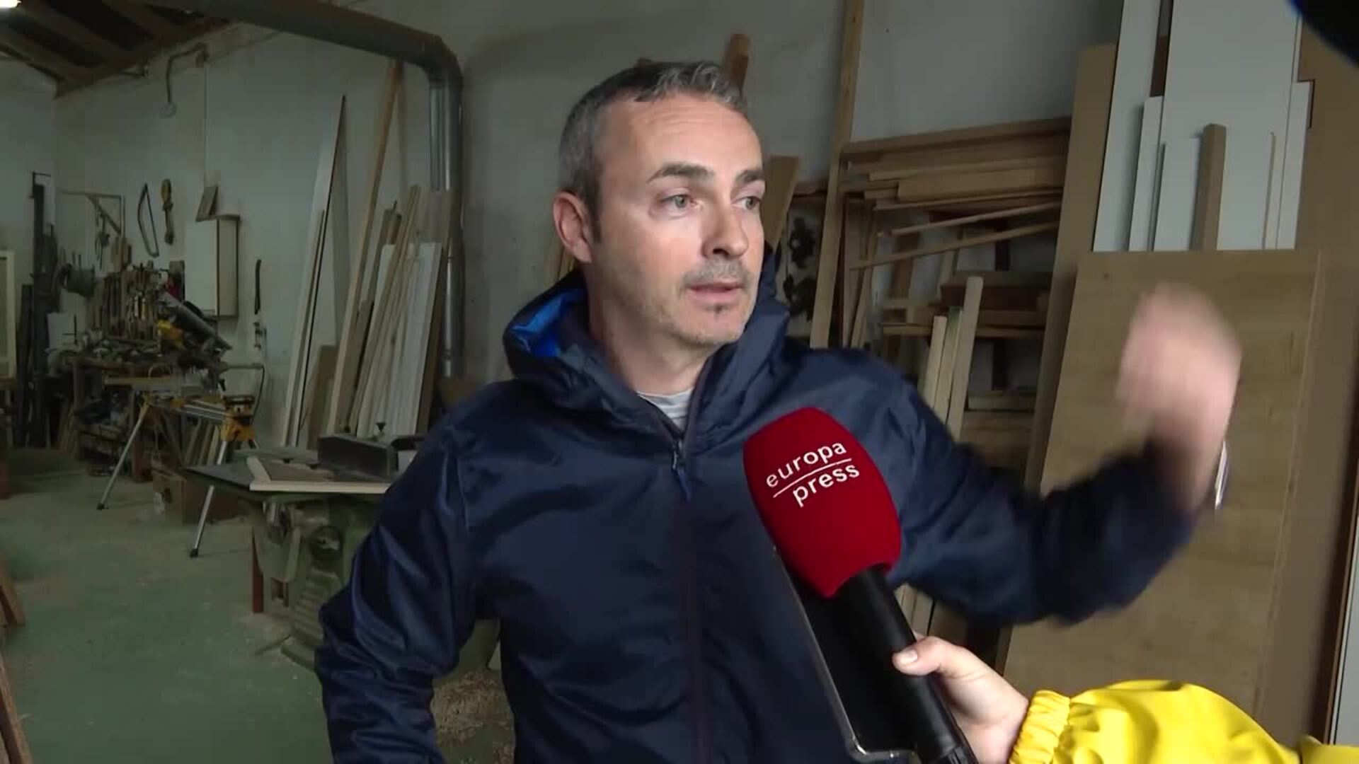 Miles de desalojados, pueblos aislados, cortes de luz y carreteras por la borrasca Leonardo