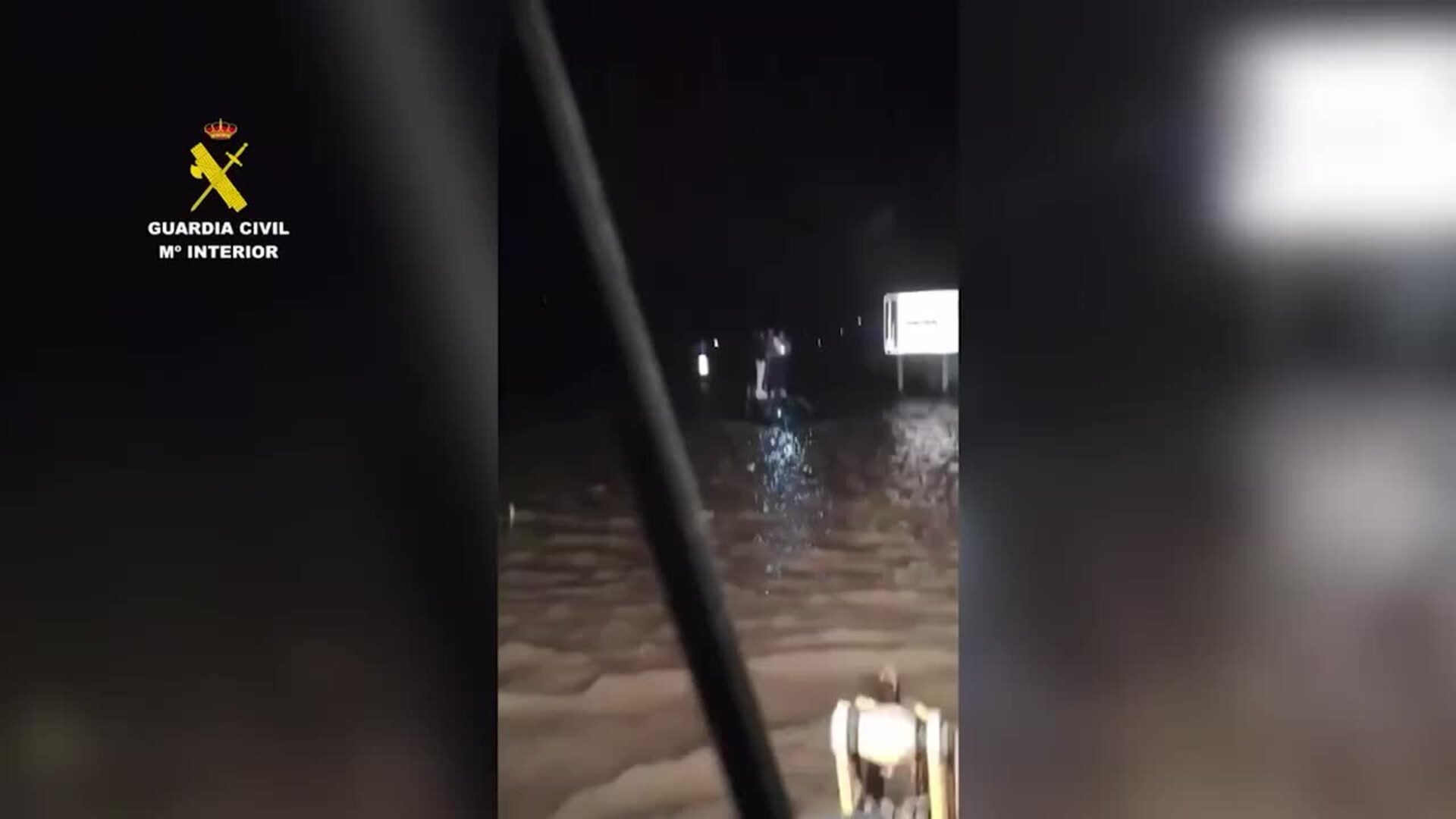 Rescatadas cuatro personas en Huétor Tájar que tuvieron que subirse al techo de un automóvil