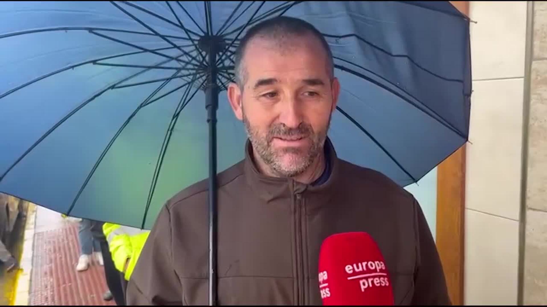 Vecinos de San Martín del Tesorillo compran "cosas necesarias" ante la falta de electricidad