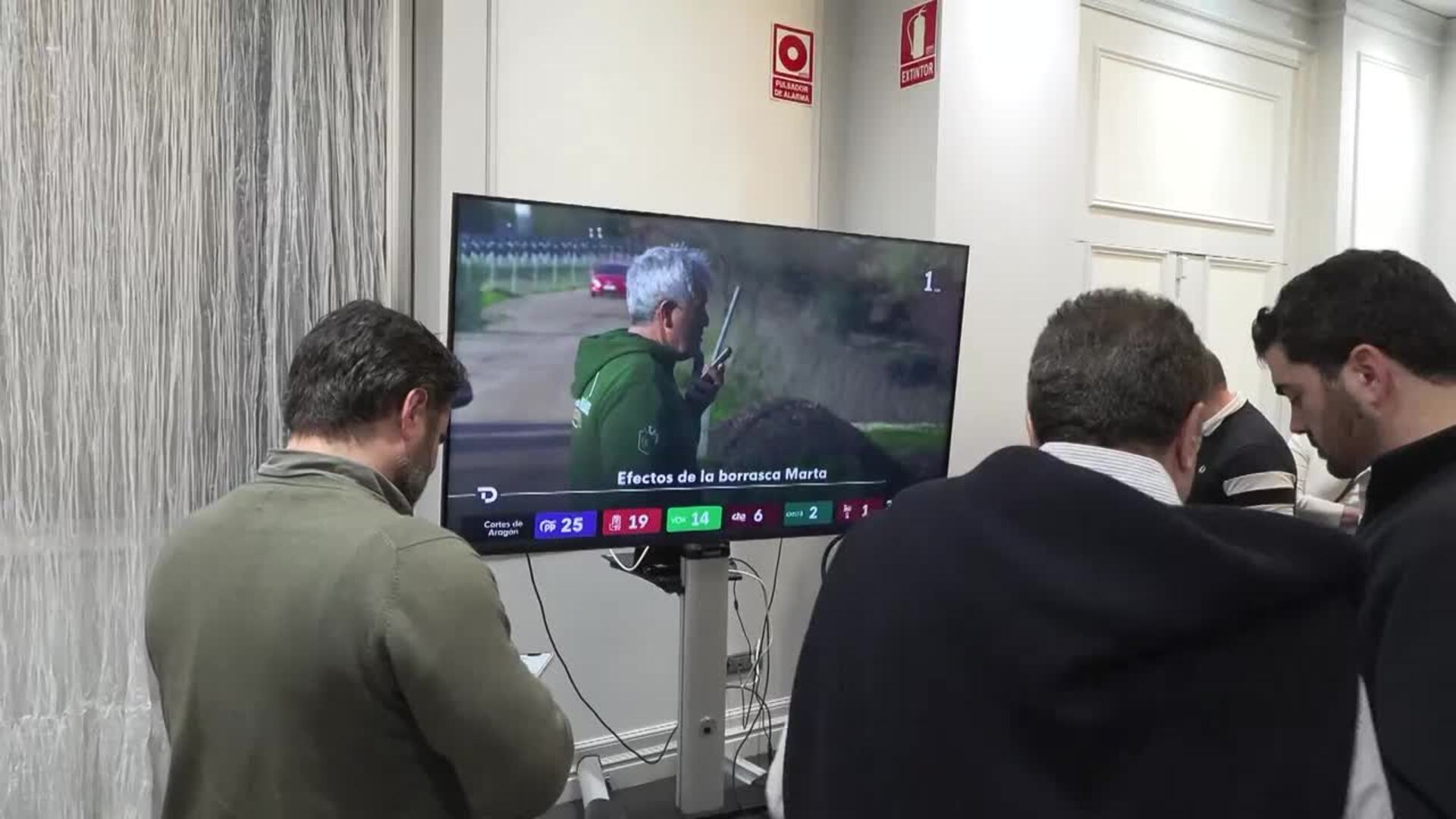 Ambiente en el cuartel electoral de Vox en Zaragoza