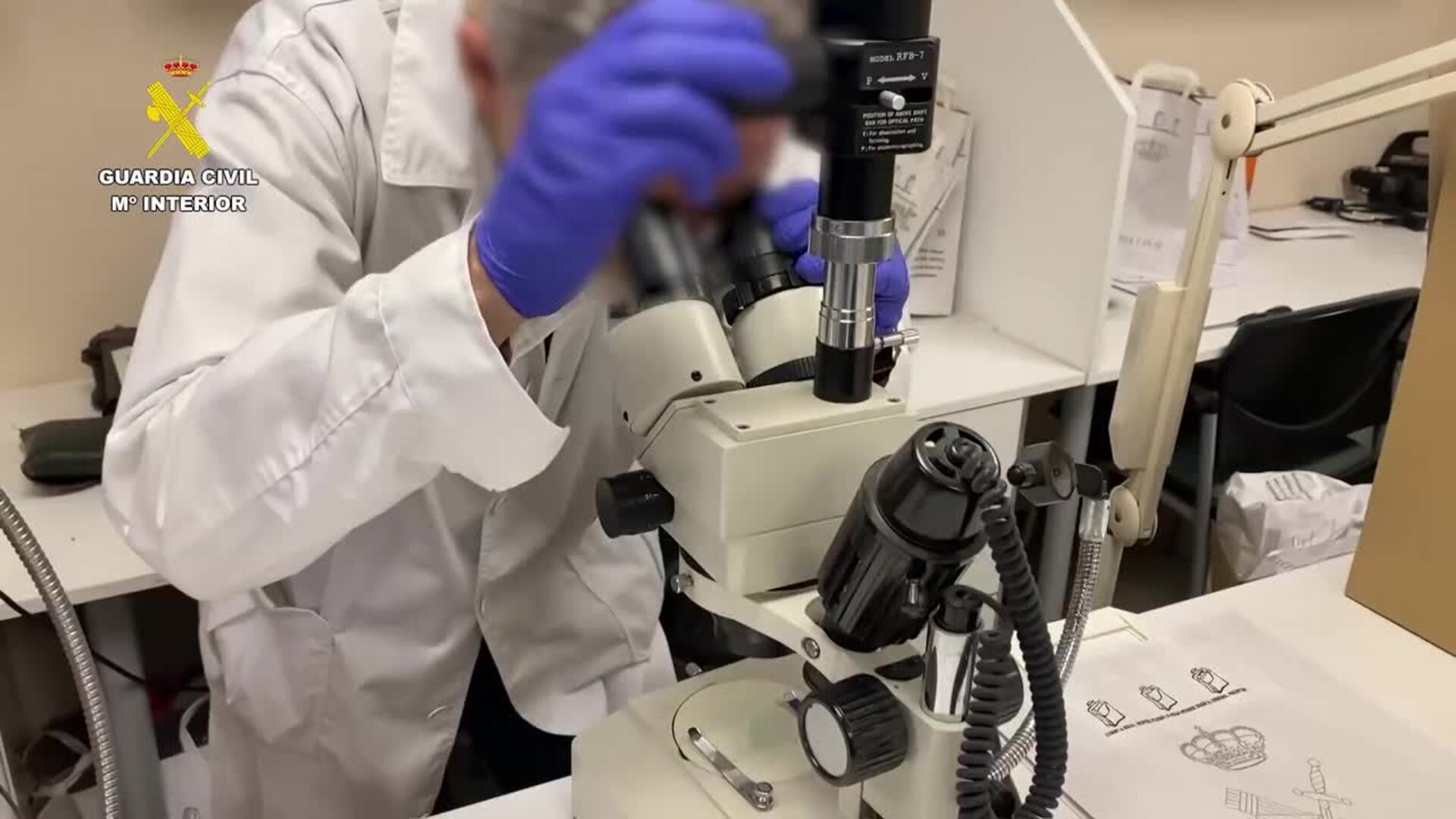 Guardia Civil crea un retrato robot para identificar a una mujer hallada en una maleta en 2023