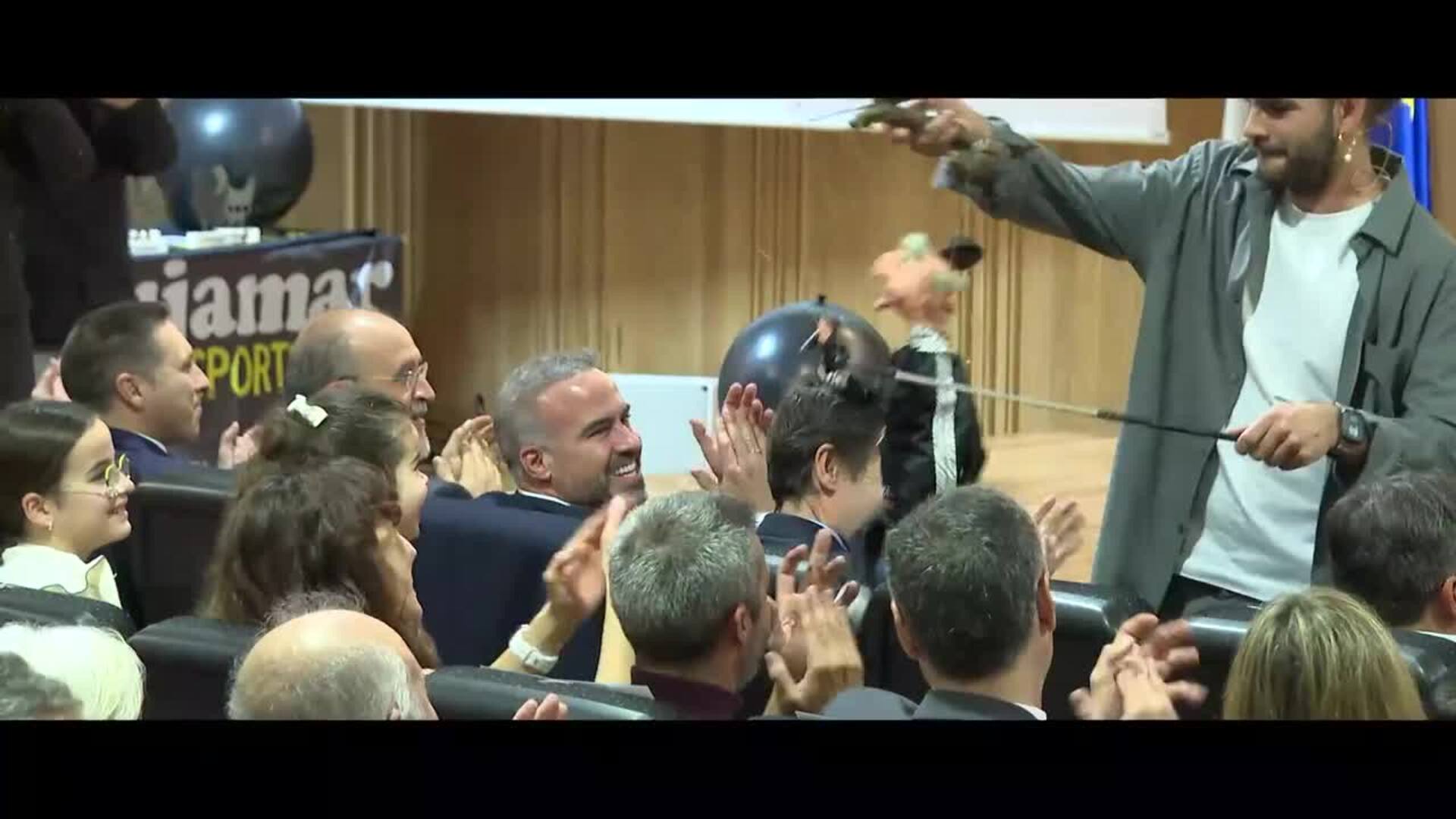 El cómico Mario Ezno defiende sus raíces conquenses como ancla en su trayectoria