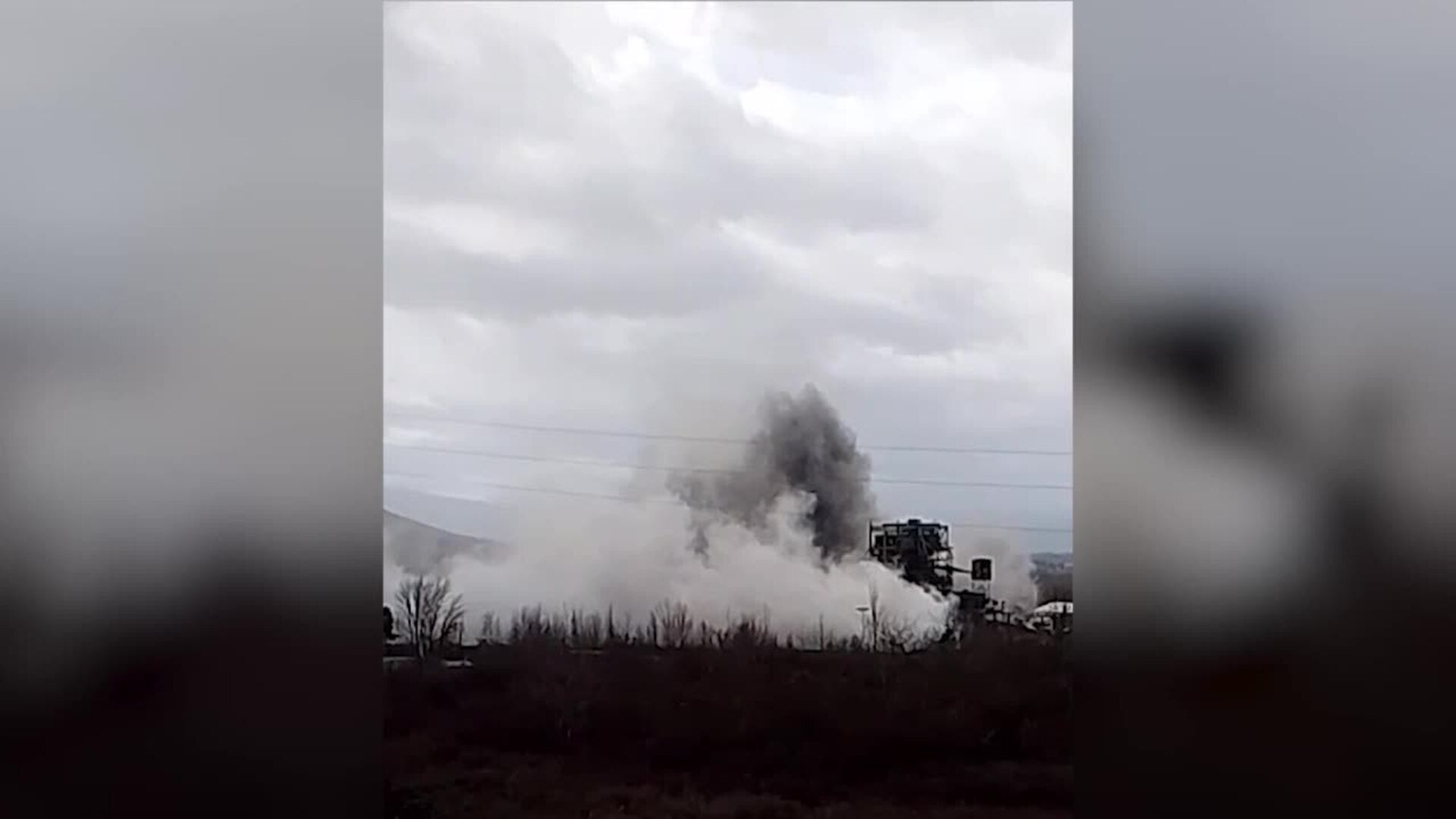 Demolidas chimeneas de la central térmica Compostilla II, emblema de la minería en El Bierzo