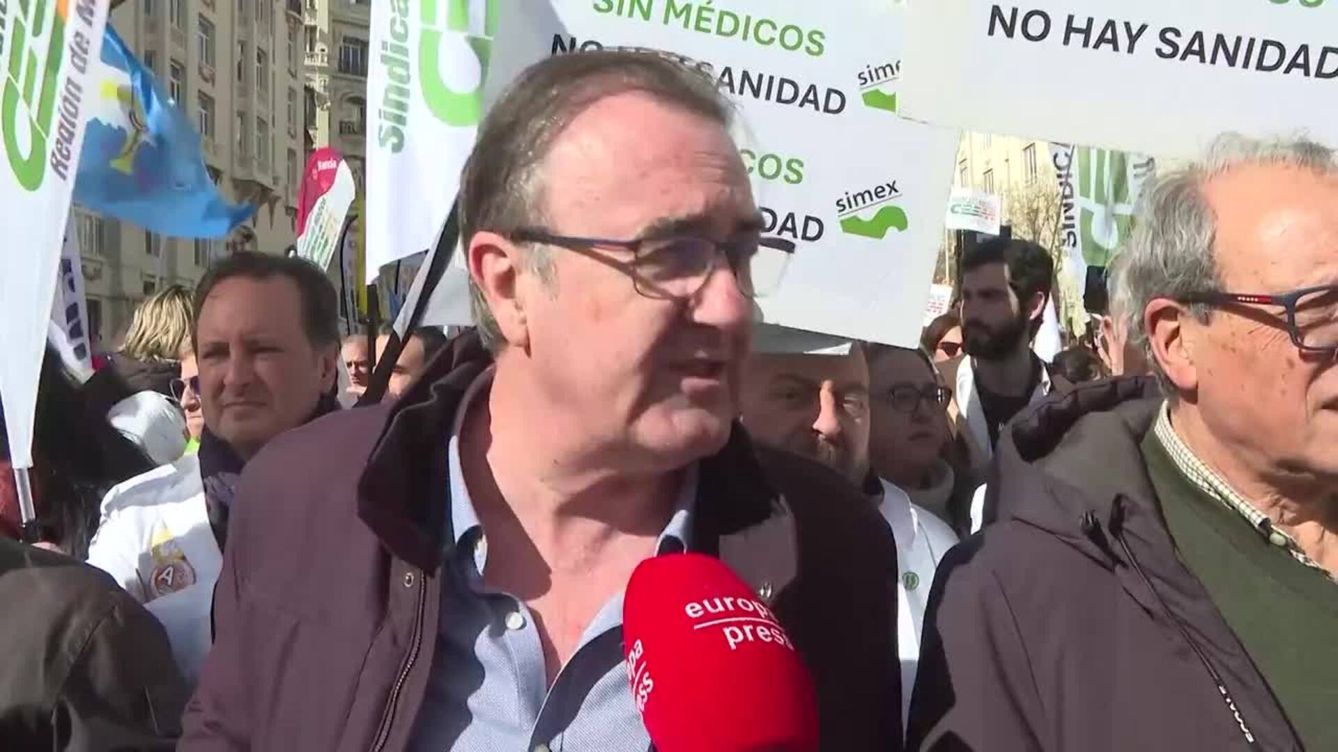 Unos 5.000 médicos piden en Madrid la dimisión de Mónica García y un Estatuto Marco propio
