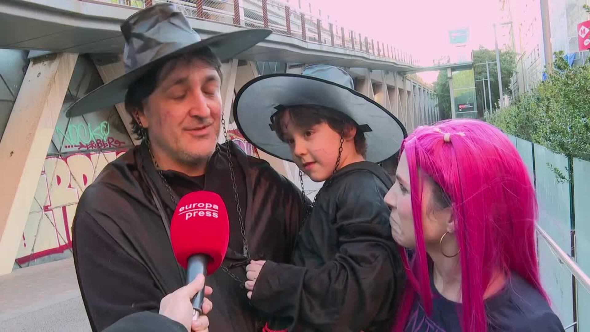 Las familias tiran de disfraces reciclados para dar la bienvenida al Carnaval de Sants