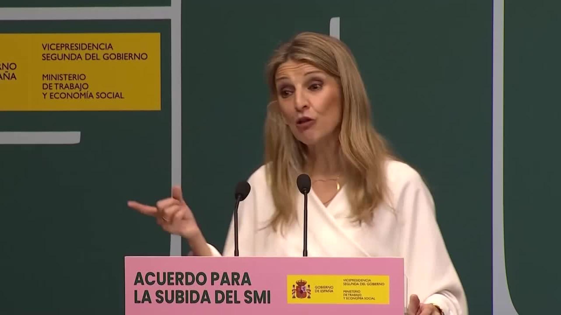 Díaz celebra la firma del alza del SMI: "Volvemos a mejorar la vida de la clase trabajadora"