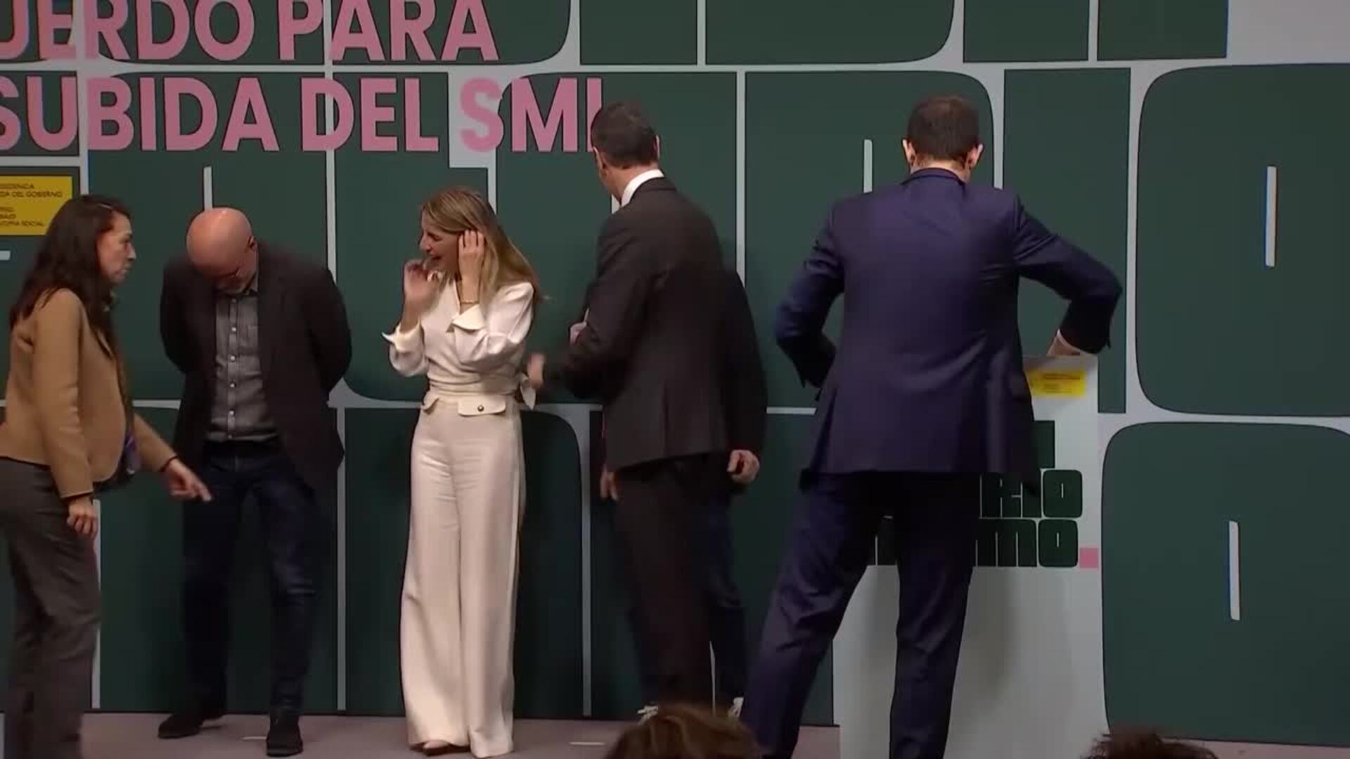 Díaz firma con CCOO y UGT el alza del SMI para 2026