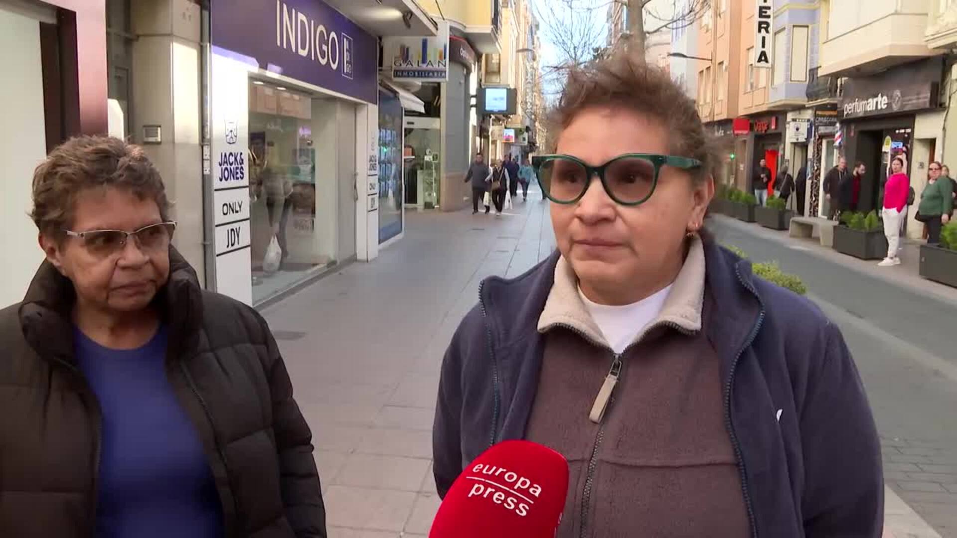 Grupos de personas hacen cola para poder acceder a una vivienda VPO en Alzira (Valencia)