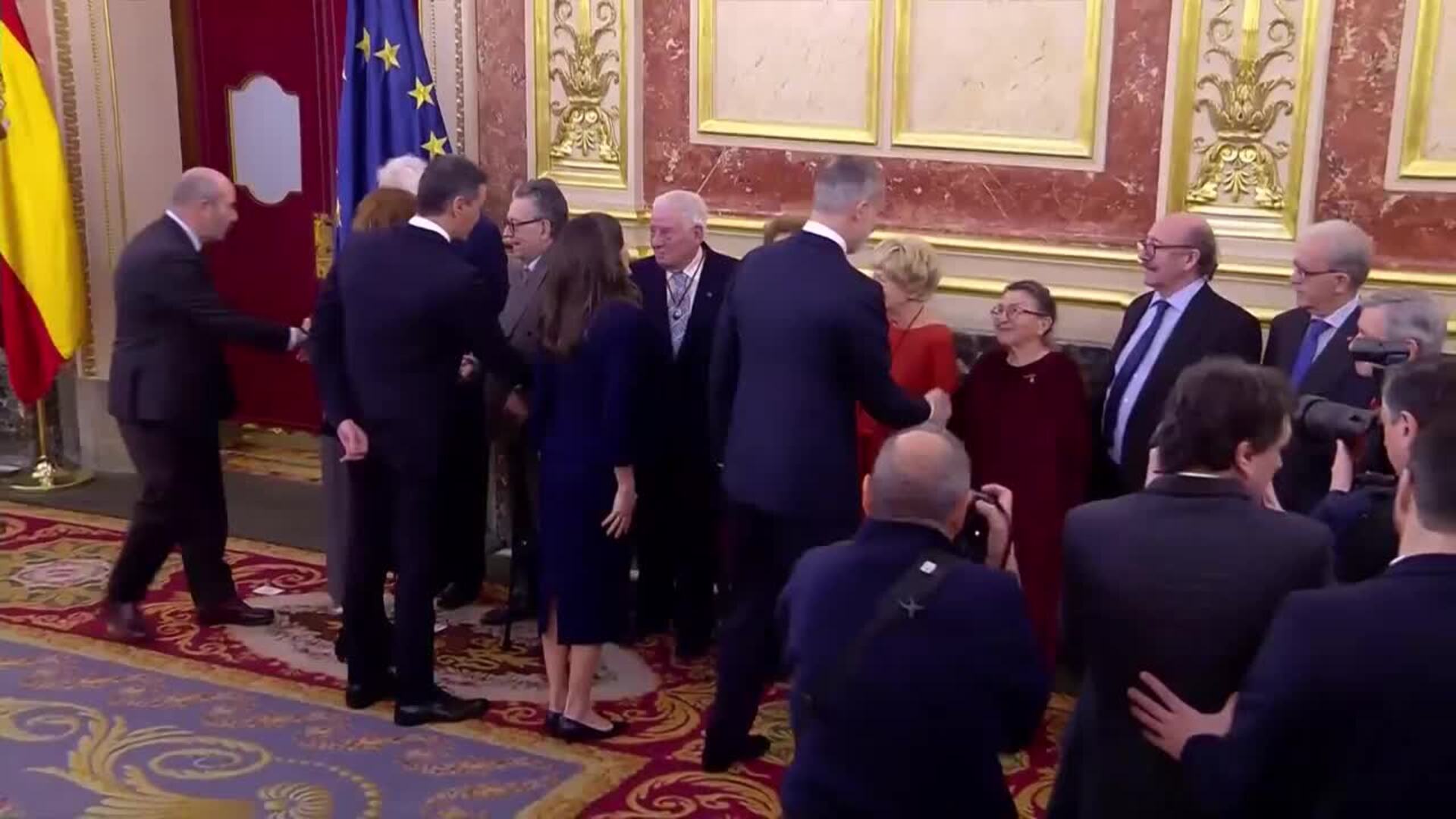 Así ha sido el saludo entre Sánchez y Felipe González tras las declaraciones del expresidente