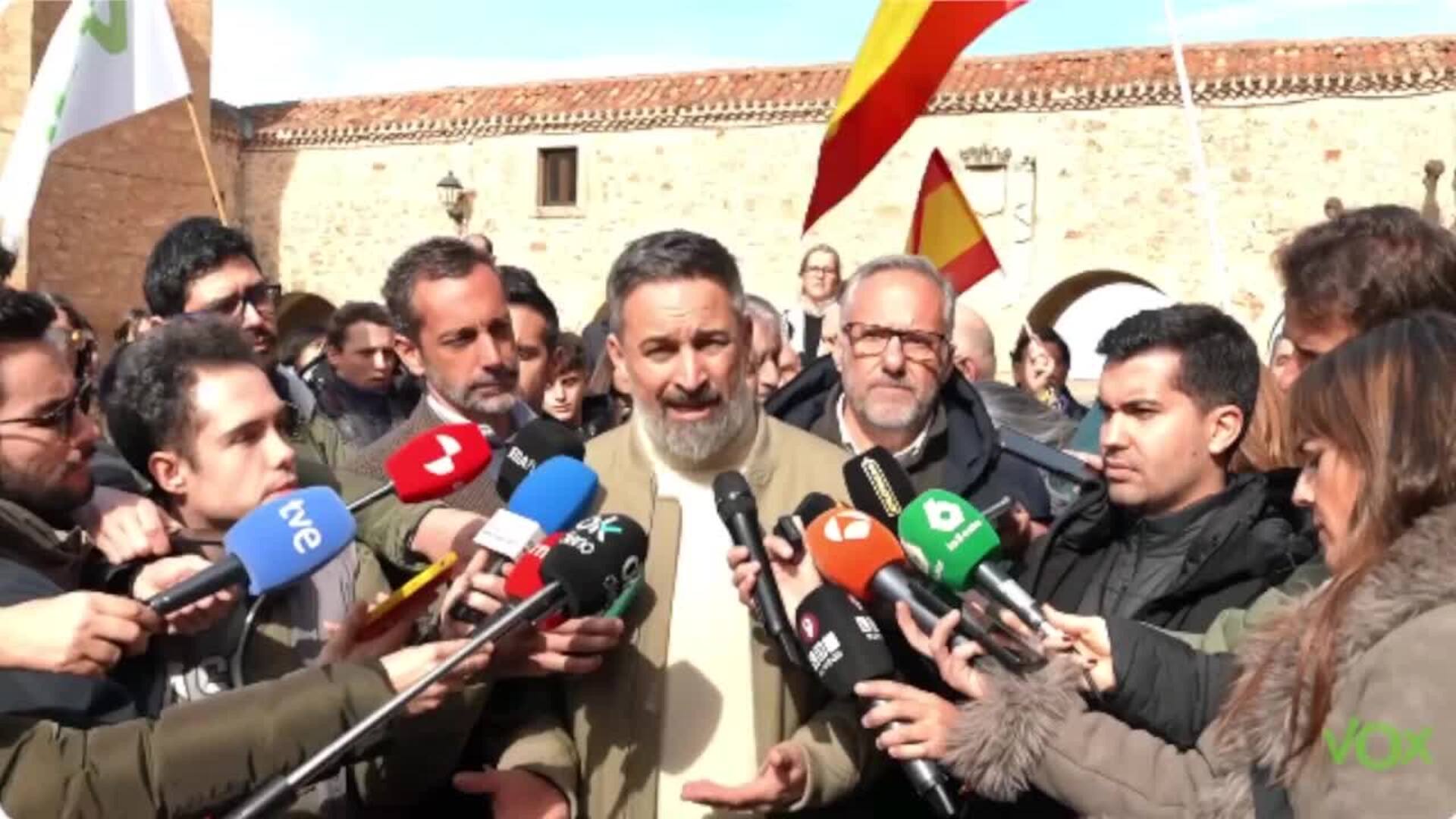 Abascal acusa a Mañueco de ofrecer "continuismo" al presentar a Rajoy como modelo