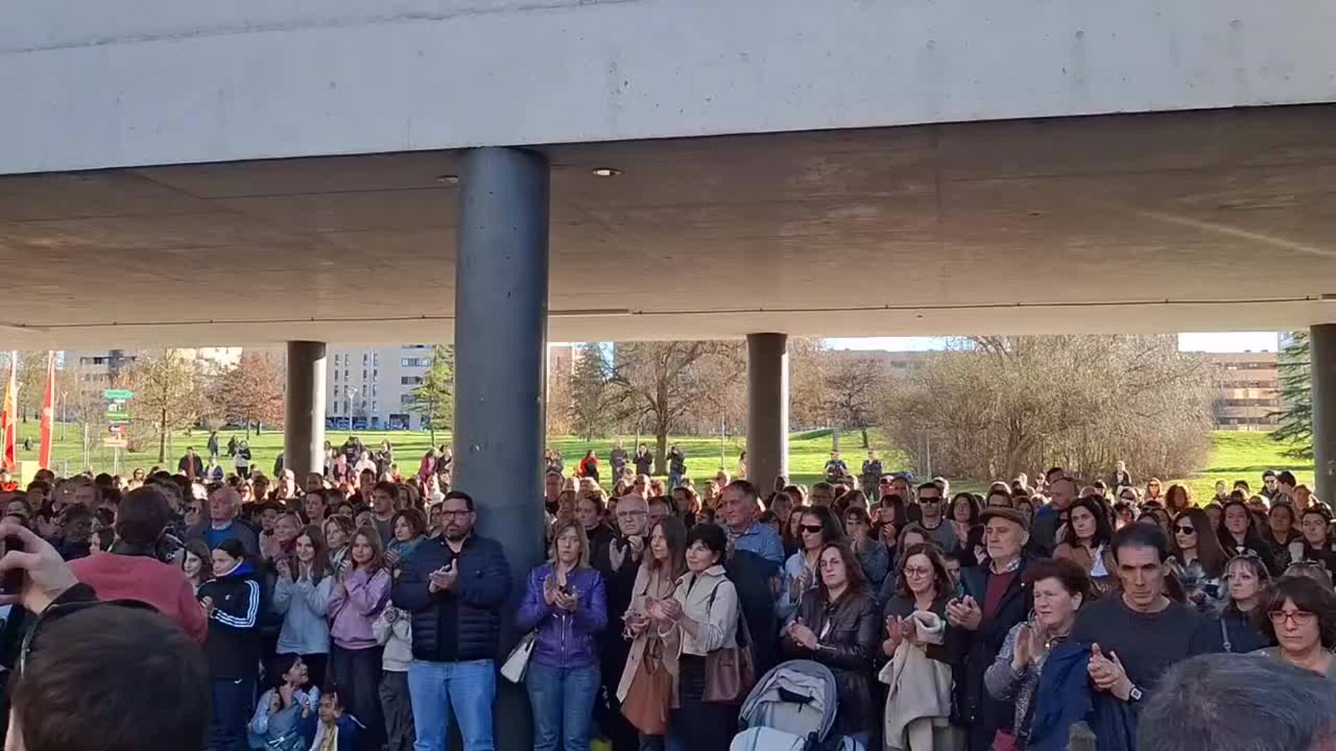 Vecinos y representantes públicos condenan el asesinato de una mujer de Sarriguren