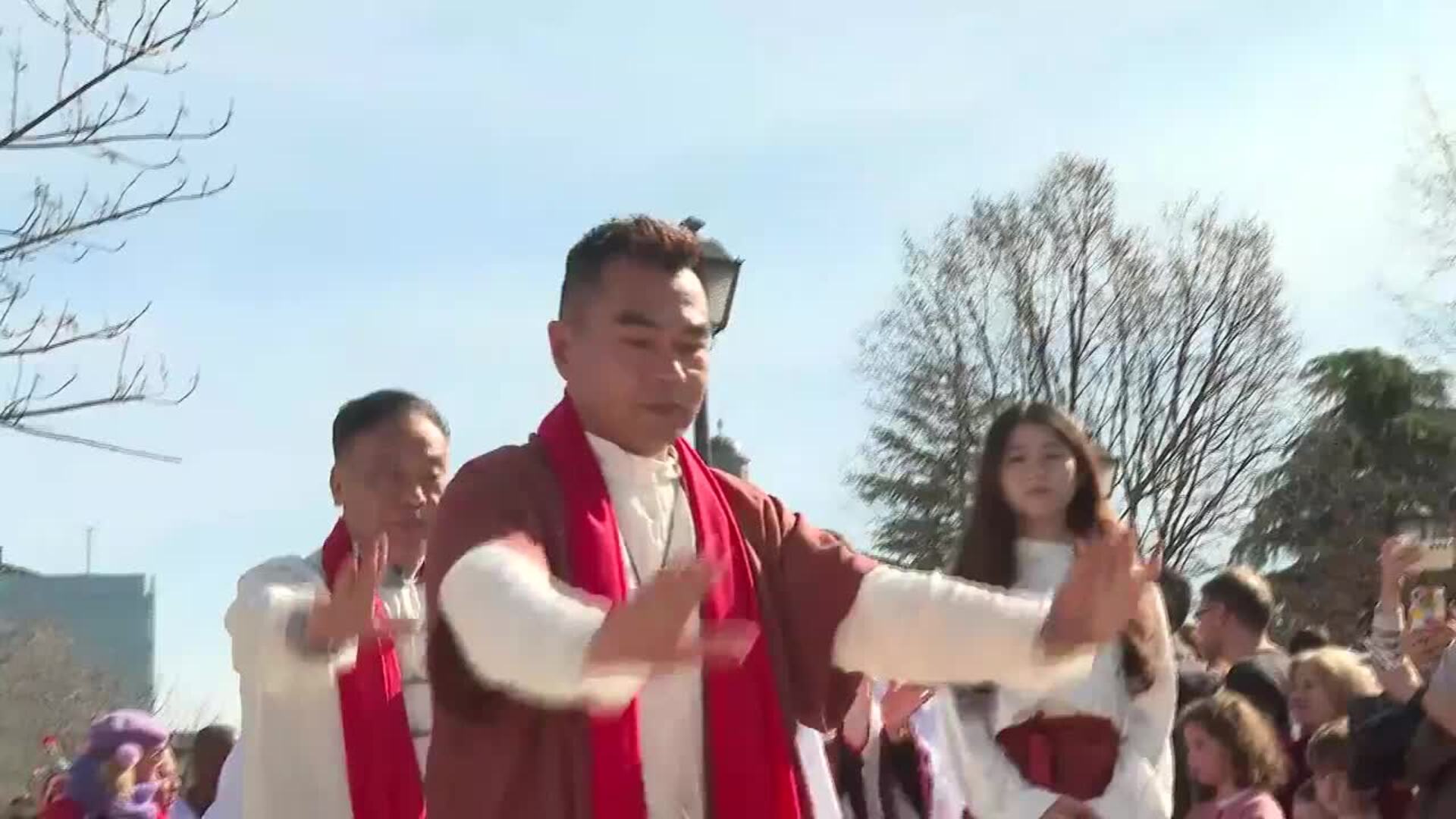 Carrozas o danzas de leones en el desfile del Año Nuevo chino en Pradolongo