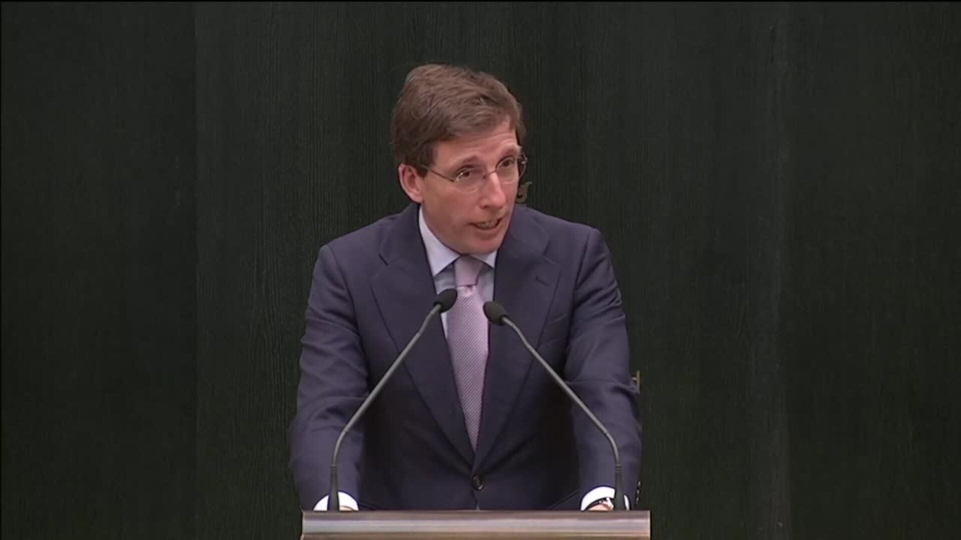 Almeida pregunta irónicamente a Ortega si él puede hablar de empadronamientos ilegales