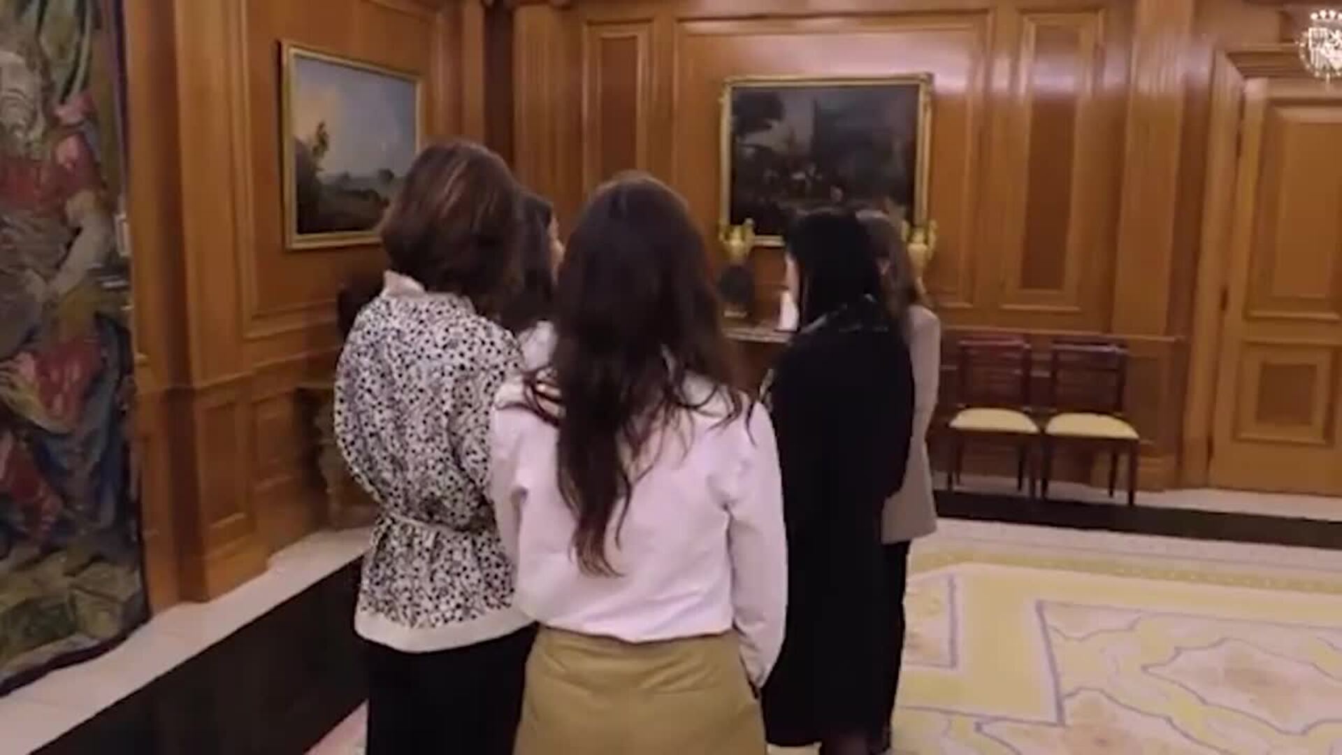 La Reina Letizia estiliza su figura al máximo con un pantalón 'efecto piernas infinitas'