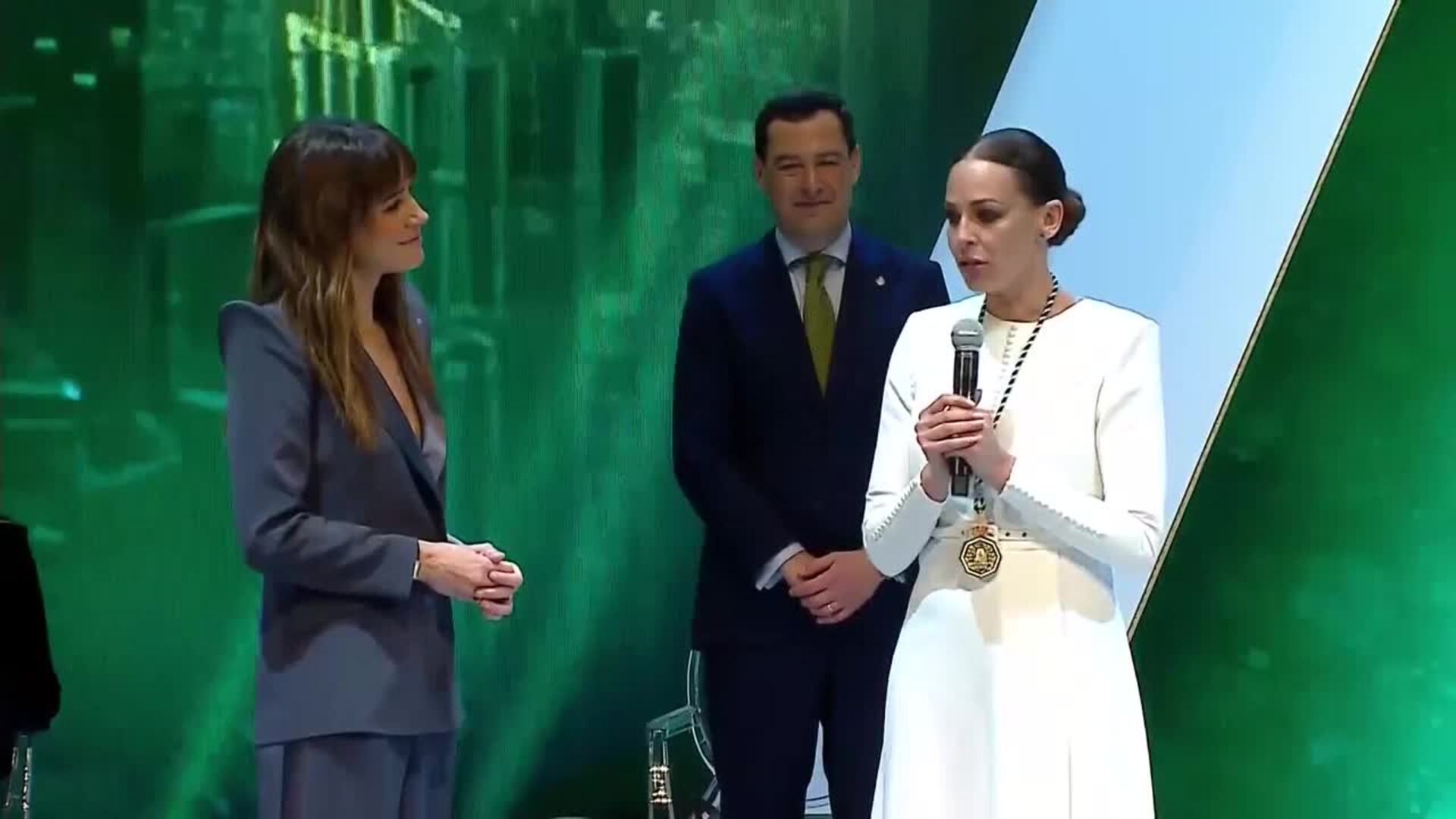 Eva González destaca el orgullo de ser andaluz al recibir la Medalla de Andalucía
