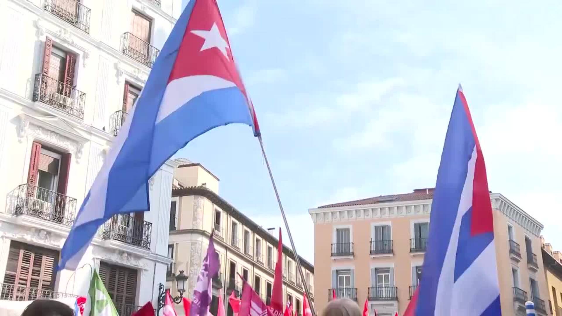 Ciudadanos se concentran frente a Exteriores: "El imperialismo de EEUU está desatado"